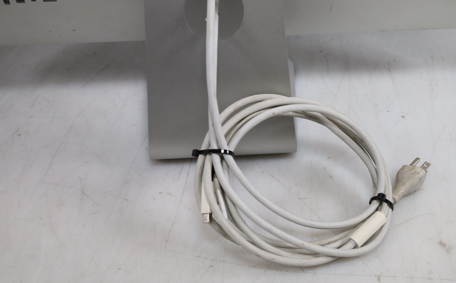 Apple A1407 27″ Thunderbolt 2560×1440 Widescreen LCD Monitor