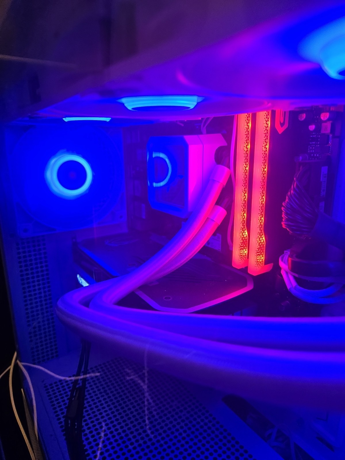 Skytech Azure Gaming Desktop PC AMD Ryzen 7 9700X, 32GB RAM, RTX 4060, 1TB NVMe
