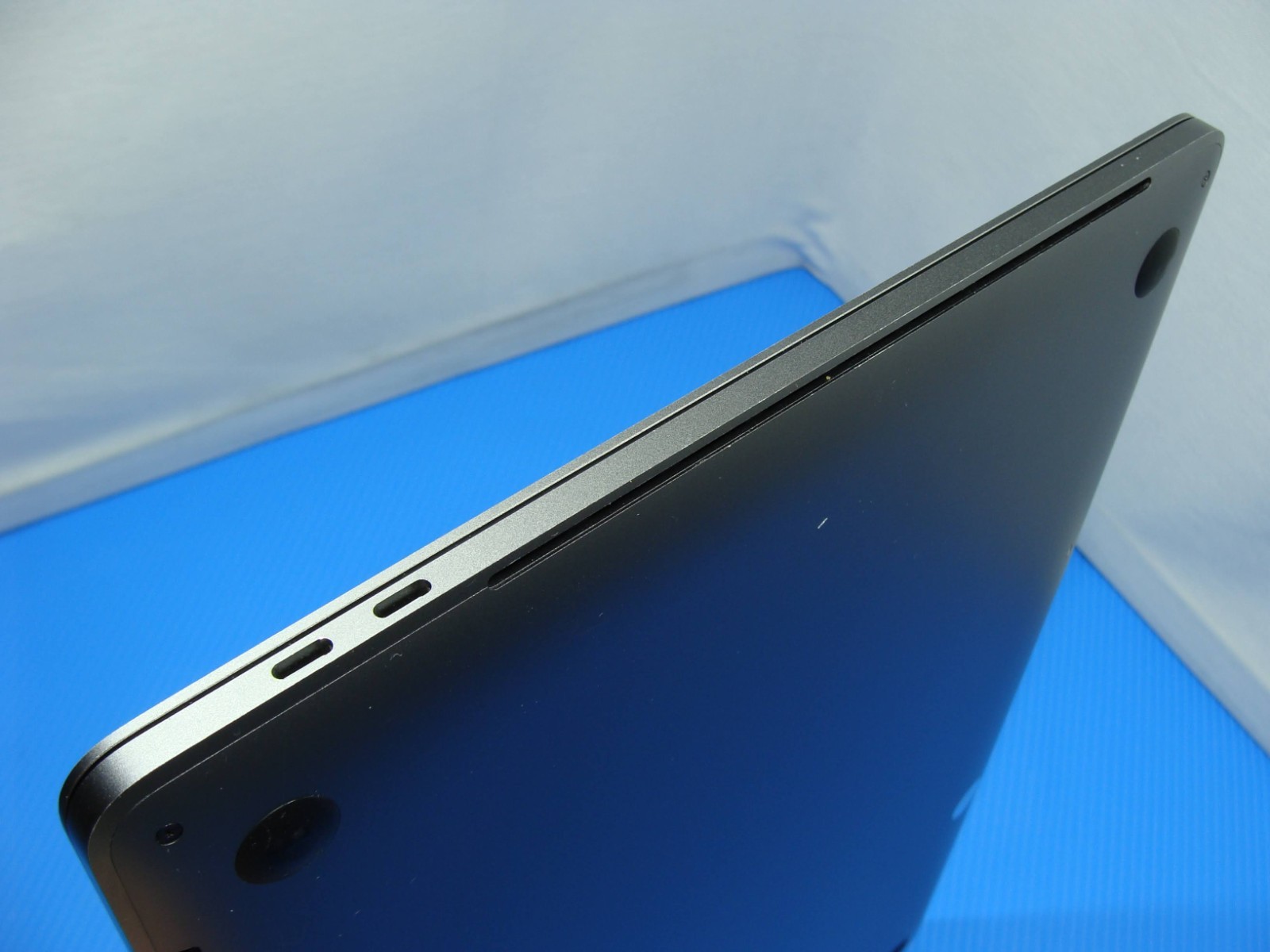 Apple MacBook Pro A1990 15″ (2018) i7-8750H 2.2GHz 16GB 512GB PRO 555X MR932LL/A