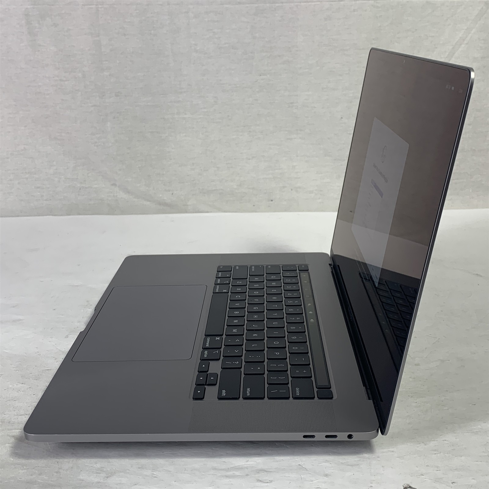 Apple MacBook Pro A2141 (2019) 16″ Laptop Core i9-9980HK 2.3GHz 16GB – 500GB SSD