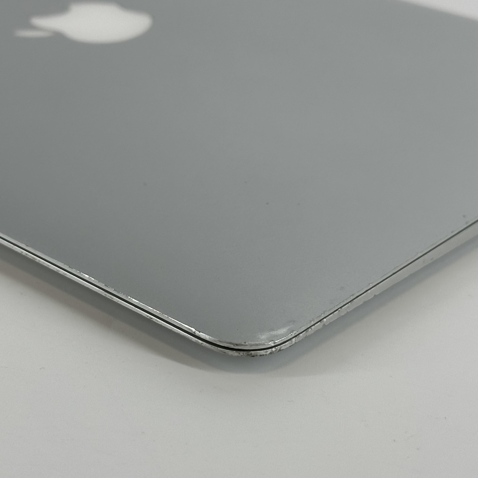 MacBook Air 13 Silver 2015 1.6 GHz Intel Core i5 5th Gen. 4GB 128GB Bent Frame