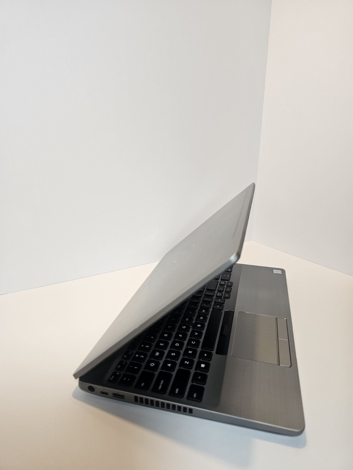 Dell Precision 3541 Intel Core i7-9850H 16GB RAM 1TB SSD 15.6″ Win11 Pro Laptop