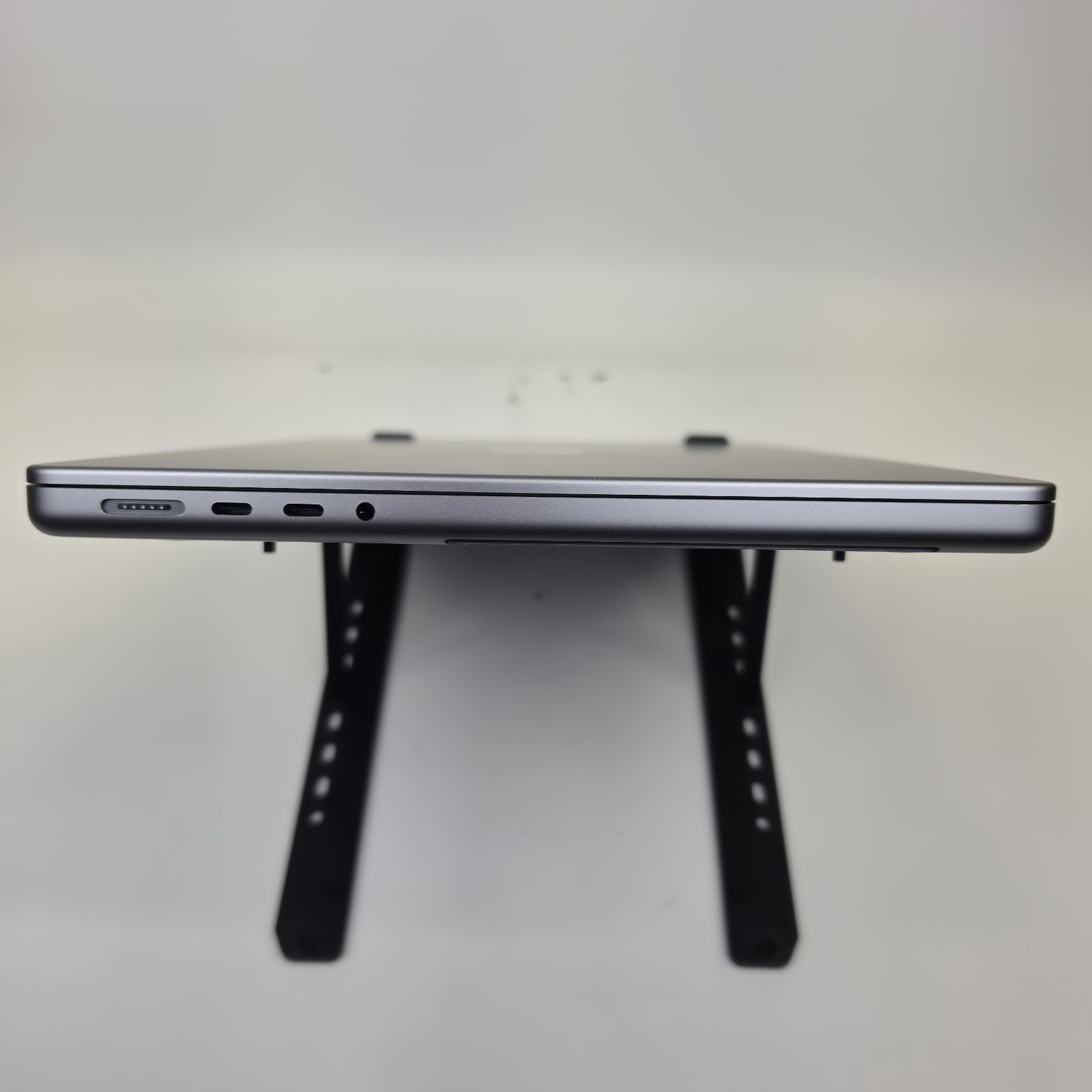 Apple MacBook Pro Mac(18,3) 14″ M1 Pro – 10C/16C 16GB 1TB Tahoe NO AC