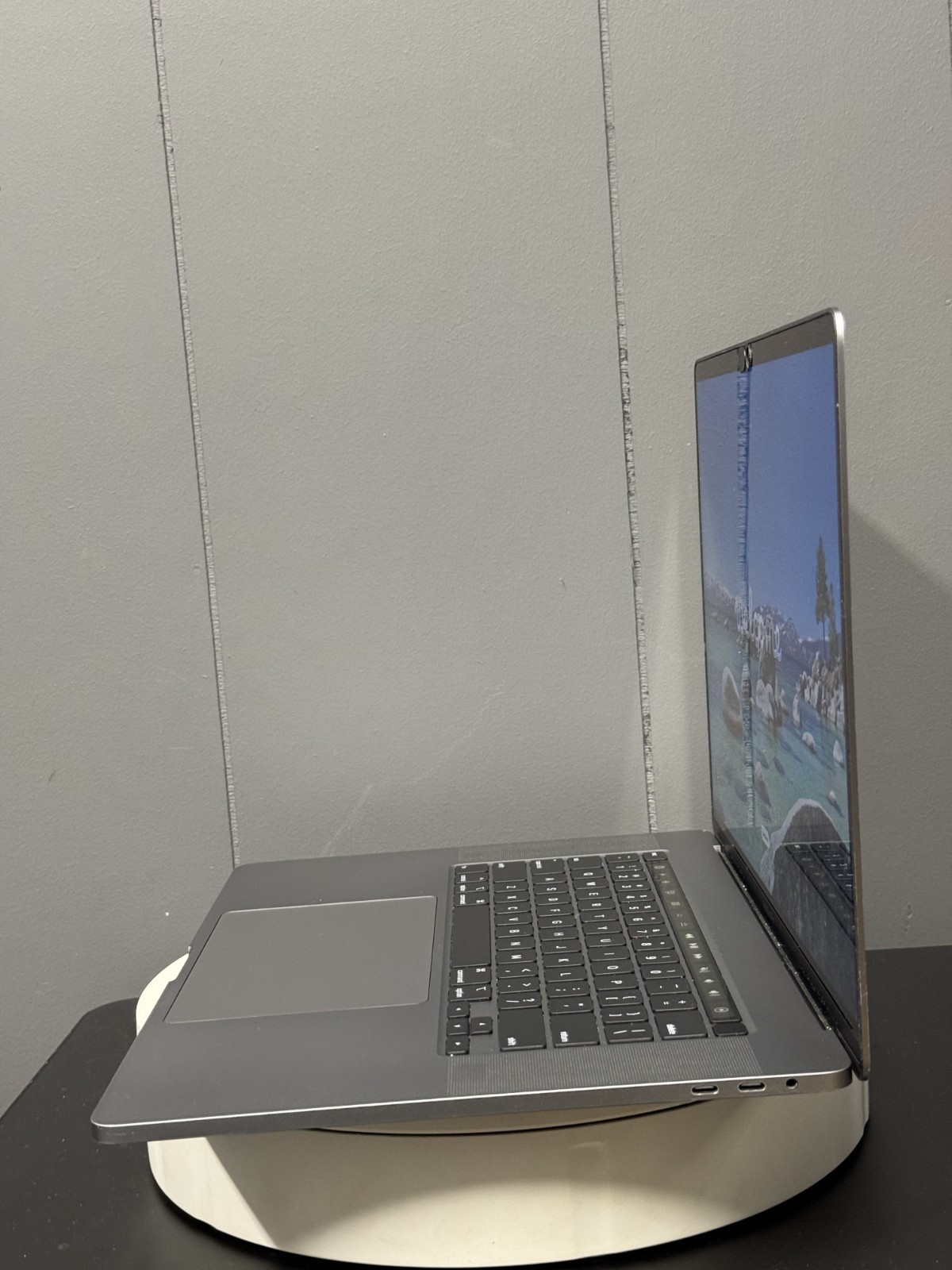 Apple MacBook Pro 16in 2019 i7 2.6GHz 16GB 512GB SSD Radeon 5500M A2141