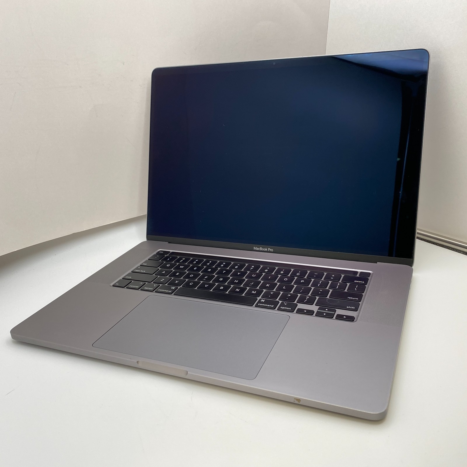 Apple MacBook Pro 16″ Intel Core i7 16GB RAM 1TB SSD – Gray A2141 – Fair Cond.