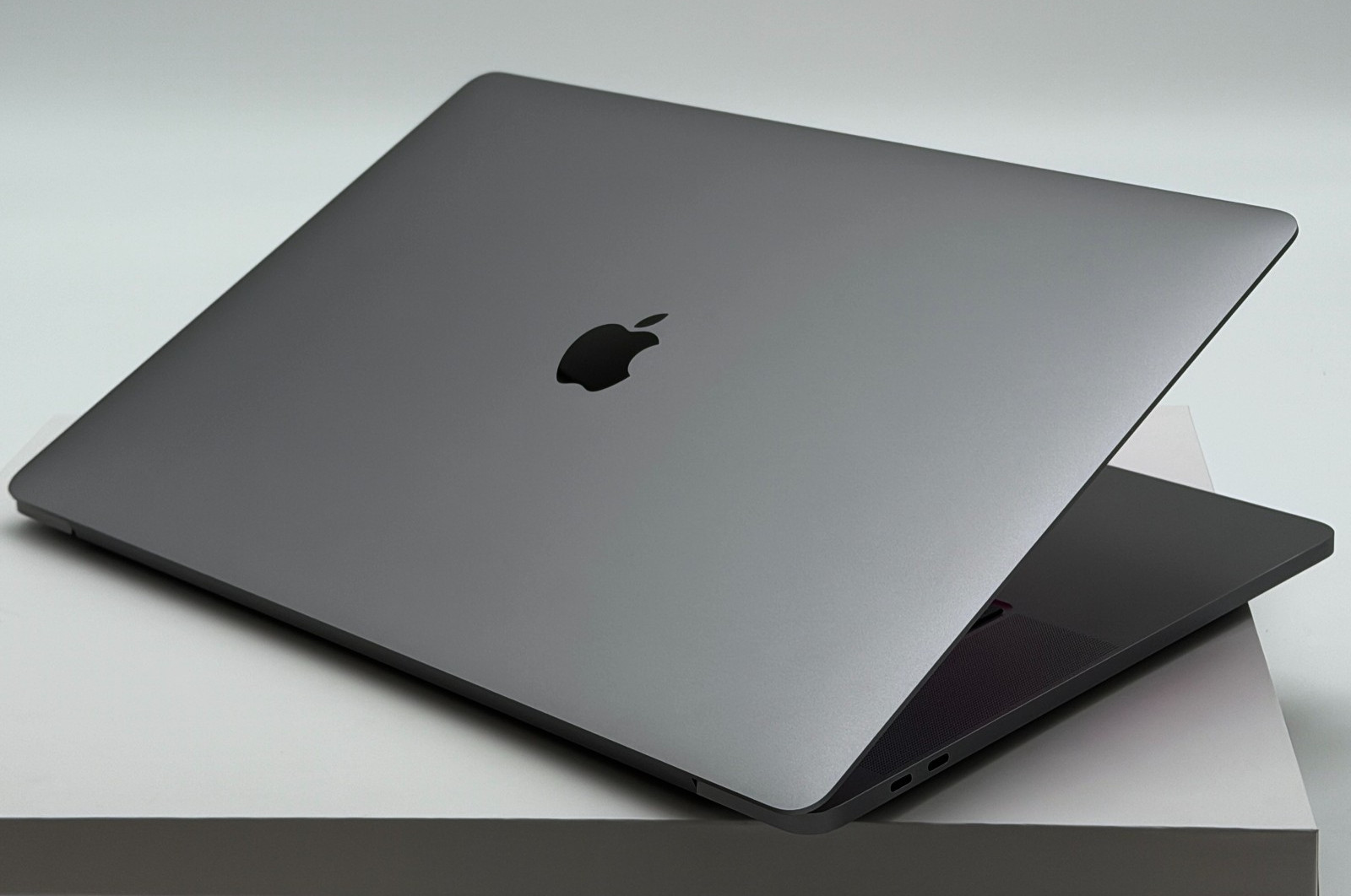 EXCELLENT – MACBOOK PRO 16 INCH – 4TB SSD – 64GB RAM – WARRANTY