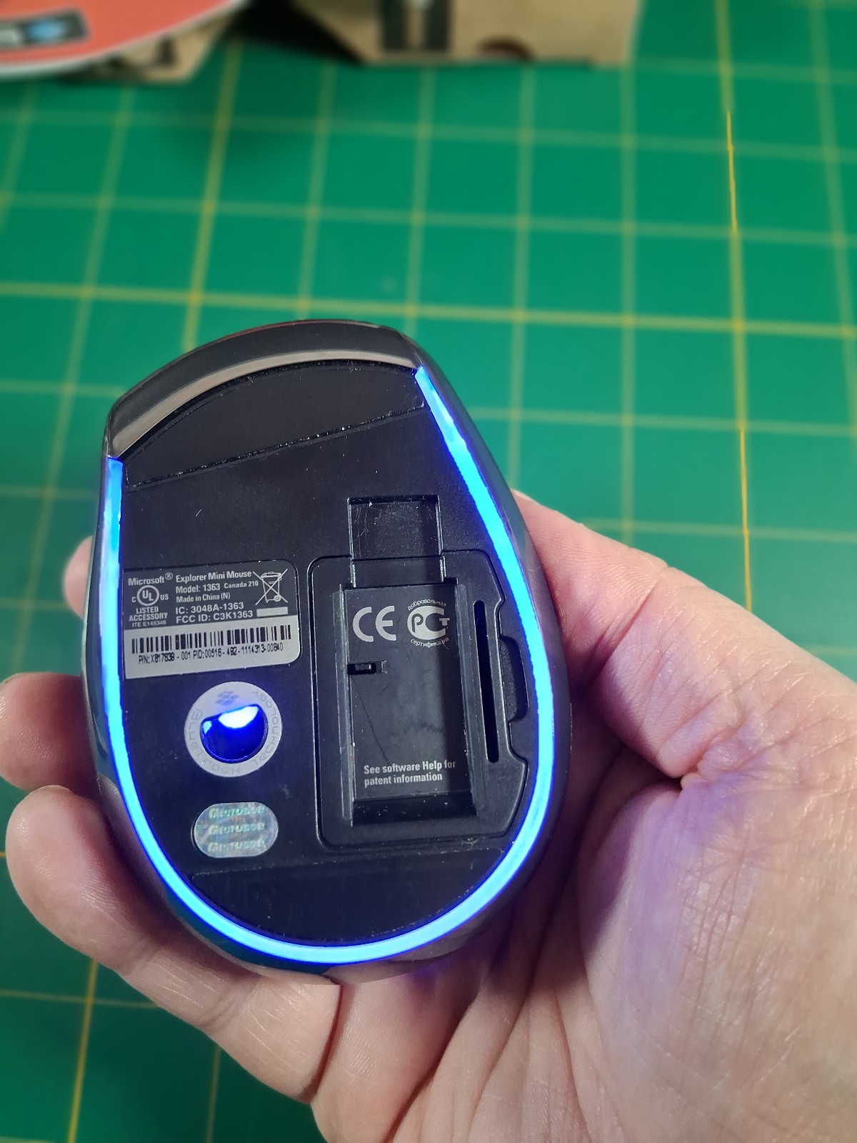 Microsoft Explorer Mini Mouse BlueTrack Technology 2.4GHz Wireless 1363 Vista XP