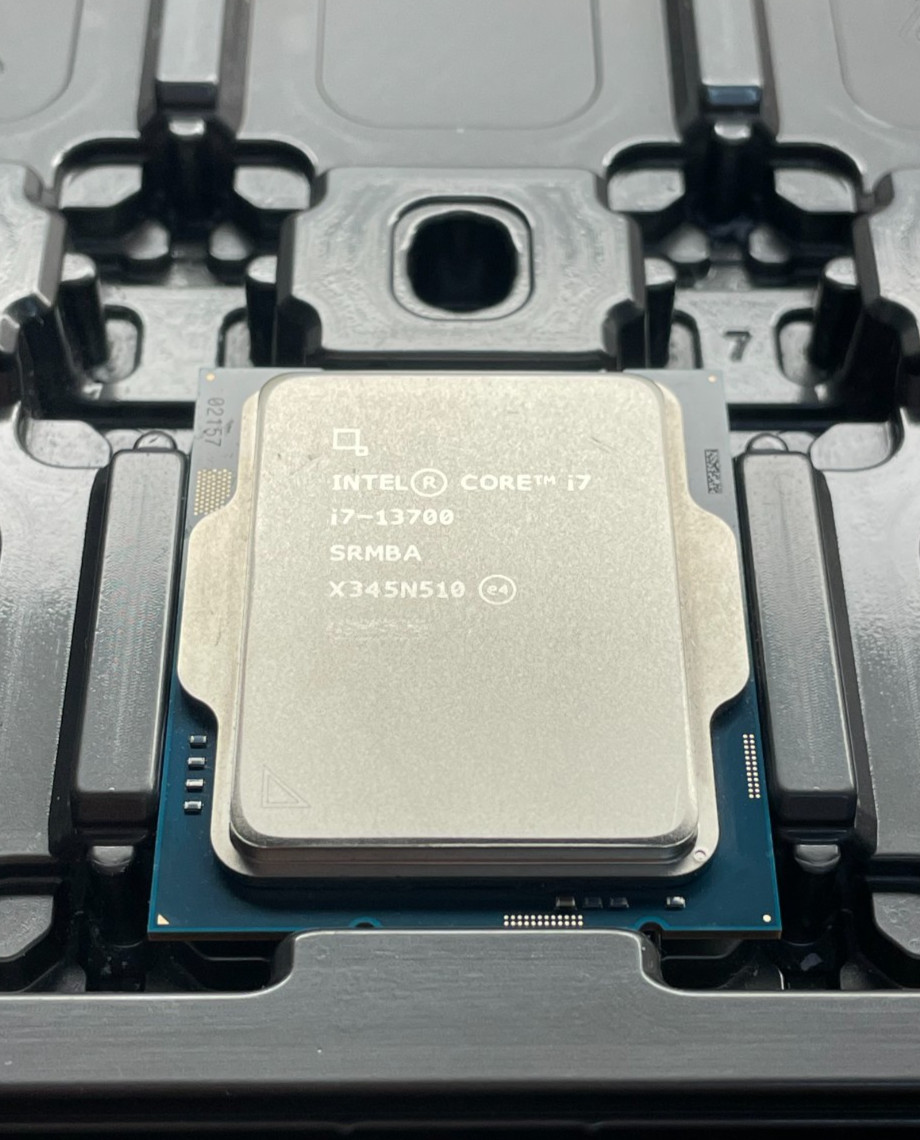 Intel Core i7-13700 5.20GHz 16-Core 30M LGA1700 i7 13700 CPU Processor SRMBA