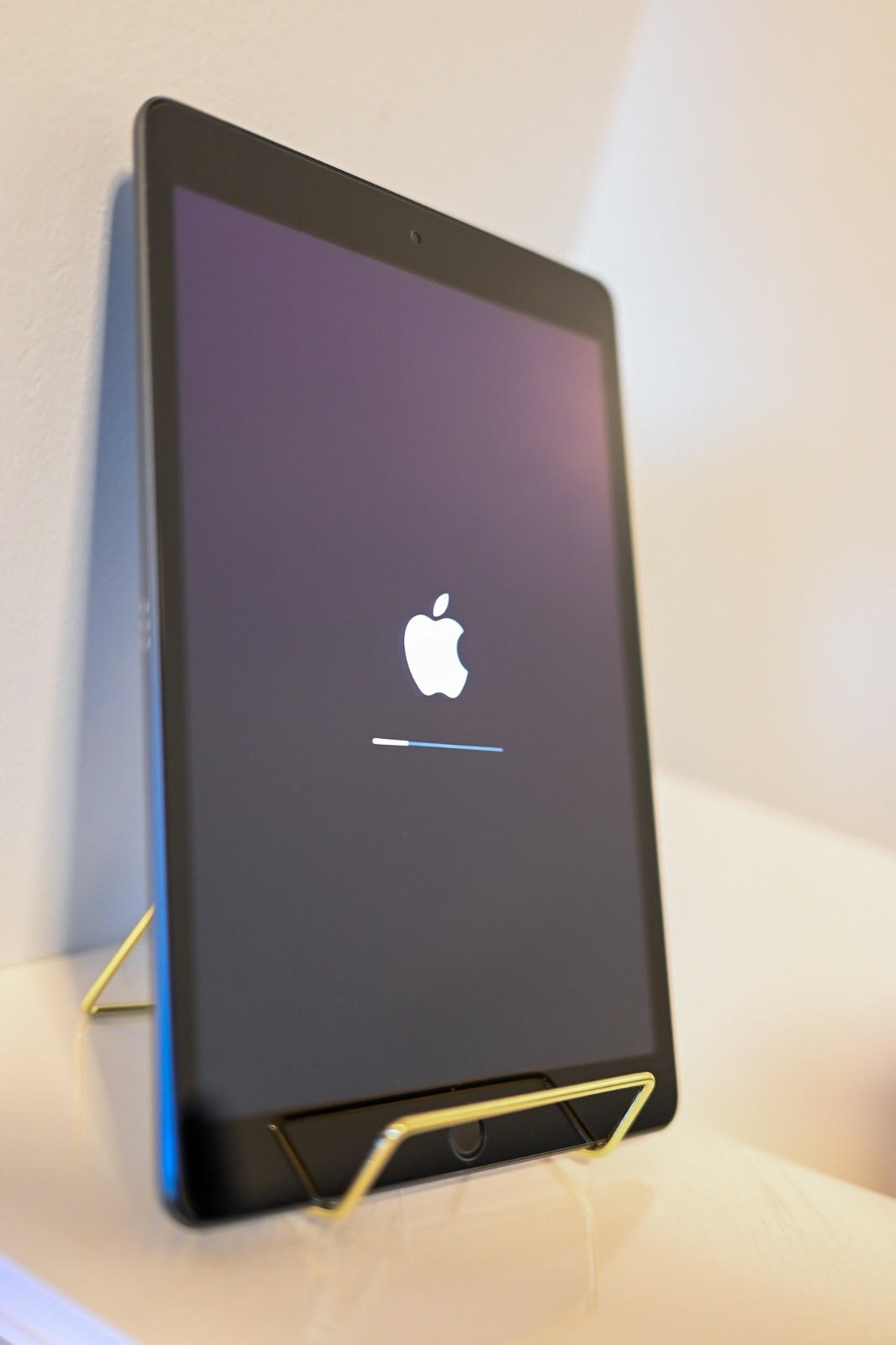 Apple iPad (9th Generation) 64 GB, Wi-Fi & Cellular, 10.2 in – Very Good Cond