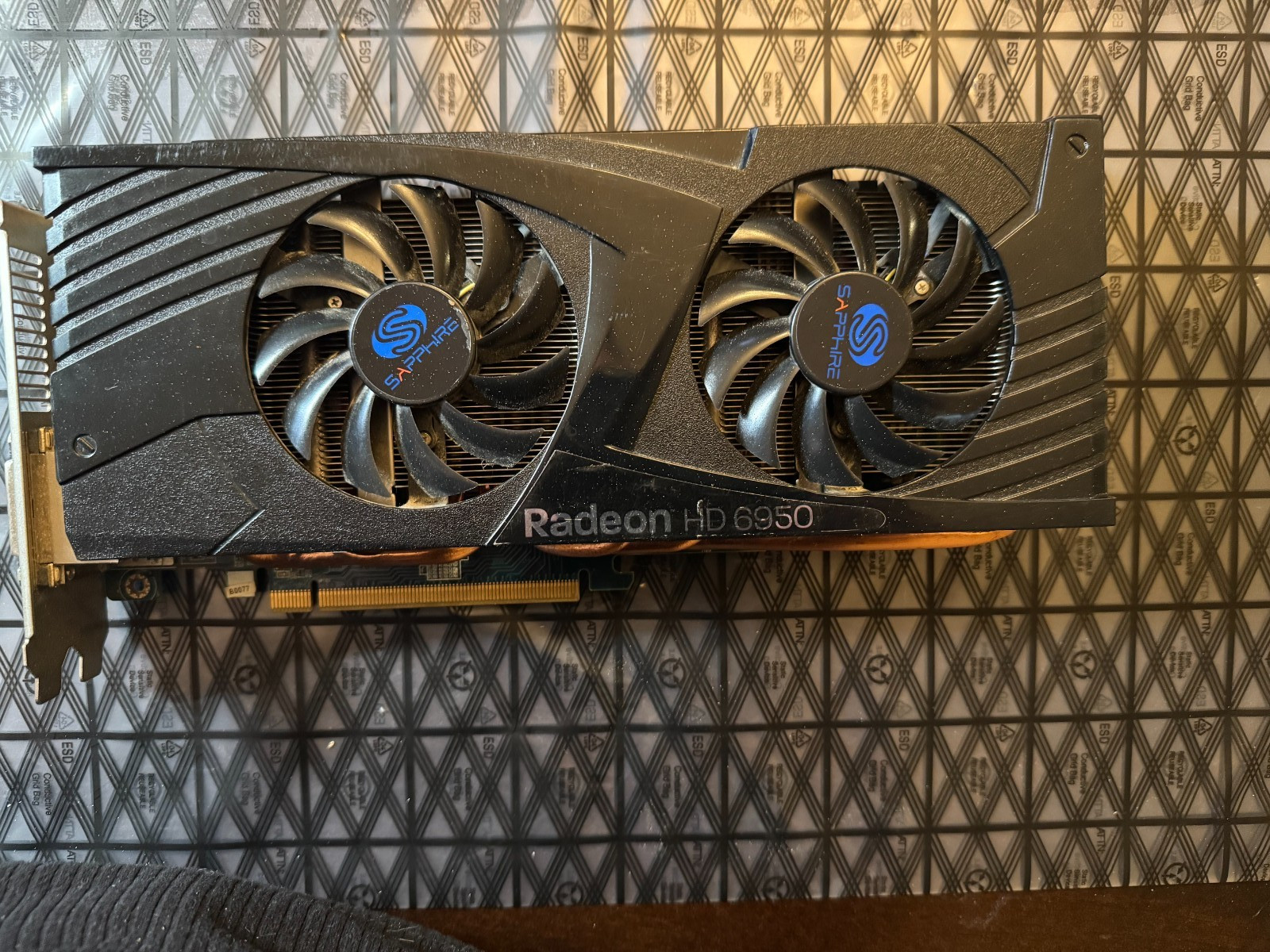 Radeon HD 6950 2GB DDR5 Graphics Card 299-IE186-520SA Pre-owned