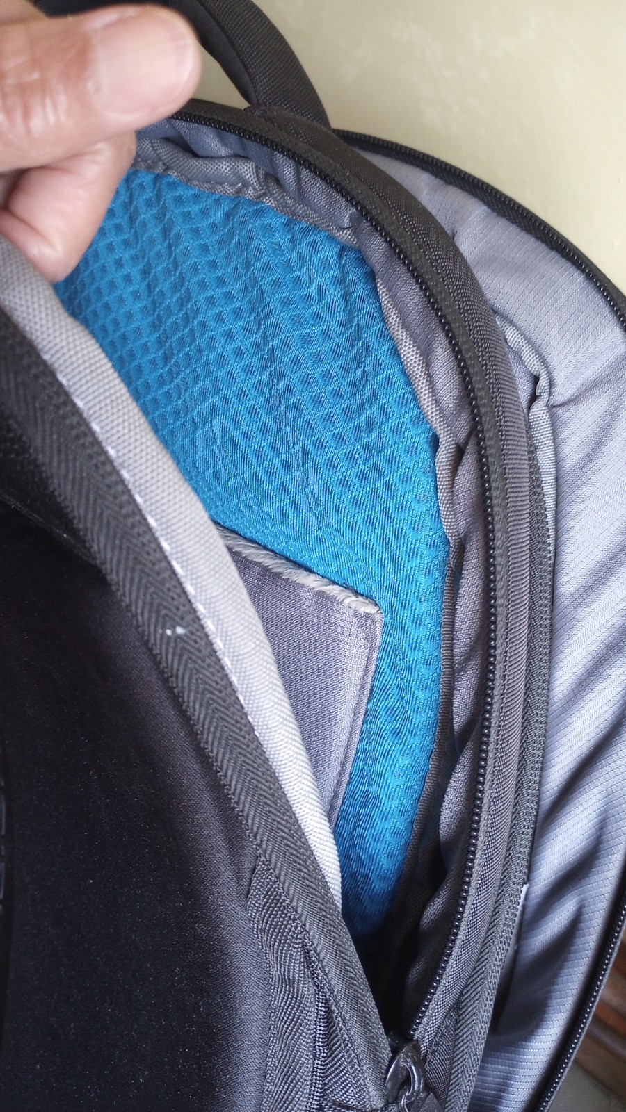 Alienware AWV17BP2.0 Vindicator 17″ Laptop Backpack Padded, Black/Blue/Gray