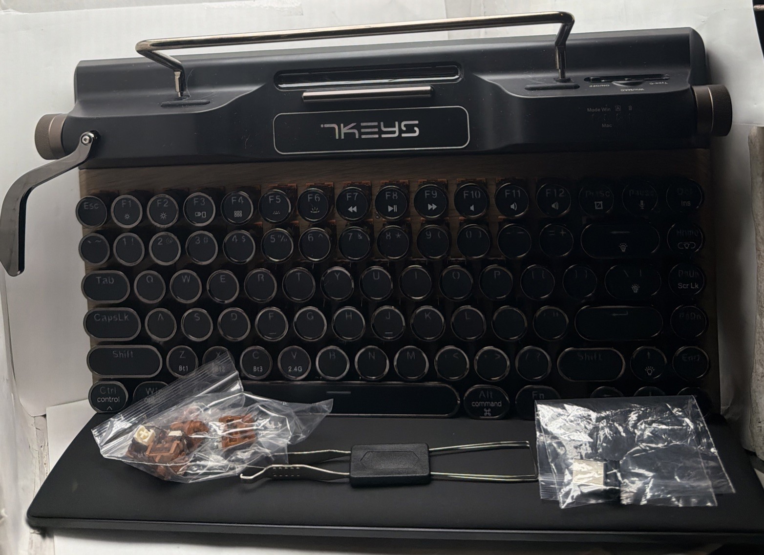 7KEYS Wireless Retro Mechanical Typewriter Keyboard Model TW1868: 3A3
