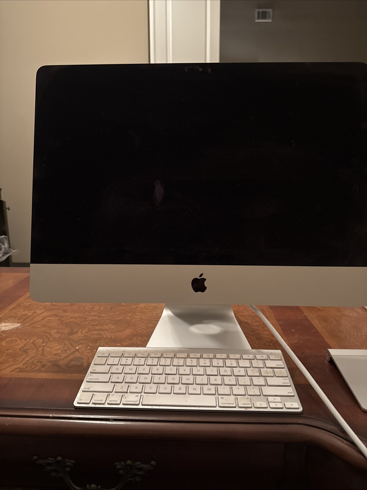 Apple iMac A1418 21.5 inch (1TB, Intel Core i5 5th Gen., 1.60GHz, 8GB) Desktop –