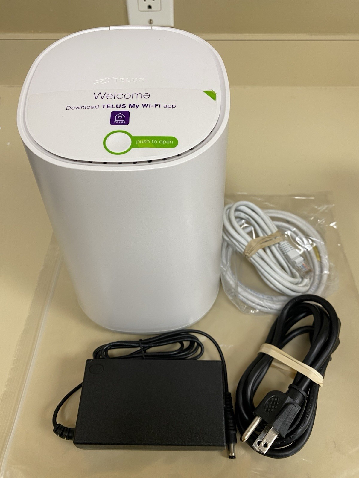 MINT CONDITION TELUS WI-FI HUB PRV65B444A-S-TS ROUTER