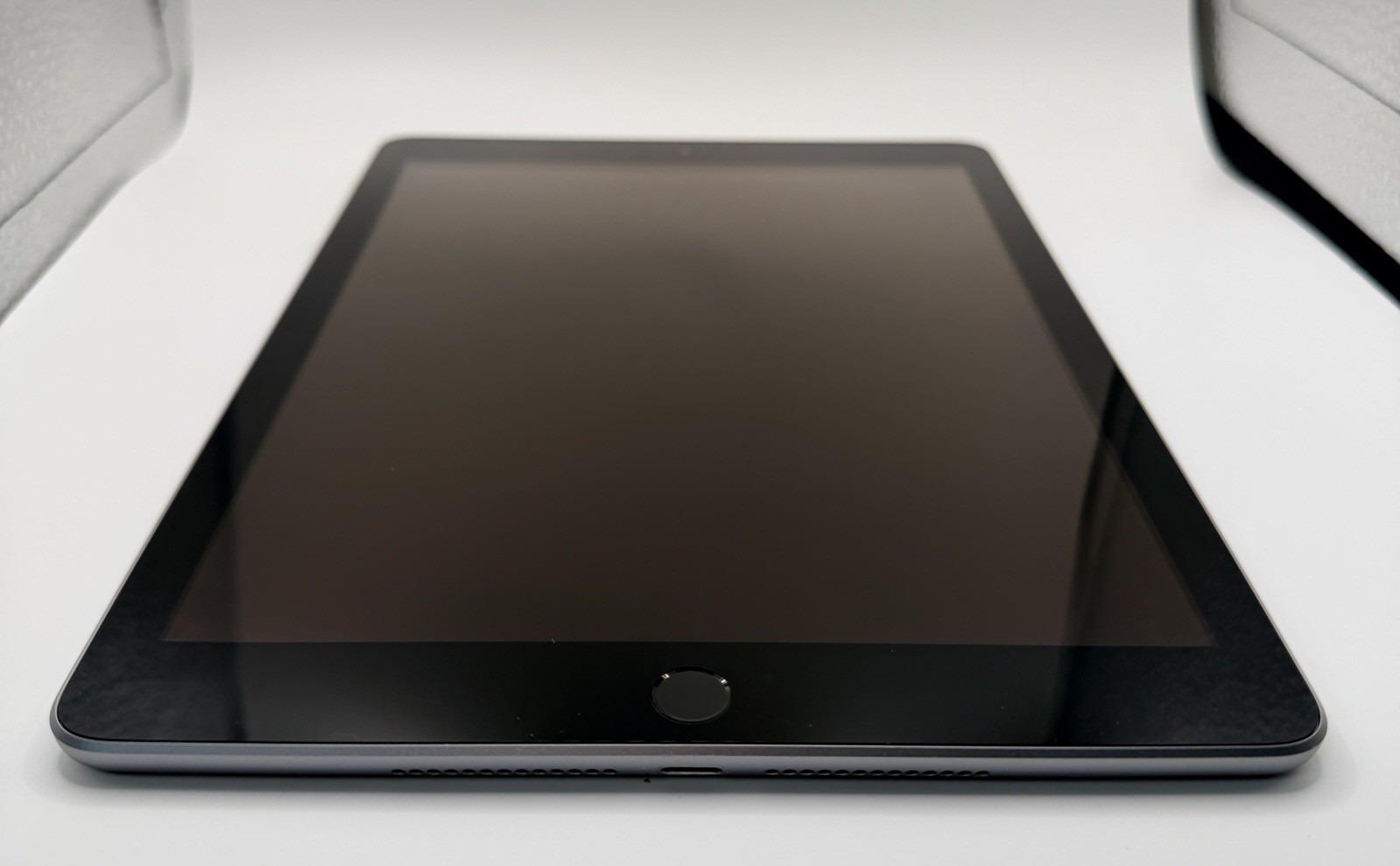 Apple iPad (6th Generation) A1893 32 GB, Wi-Fi, 9.7 in – Space Gray