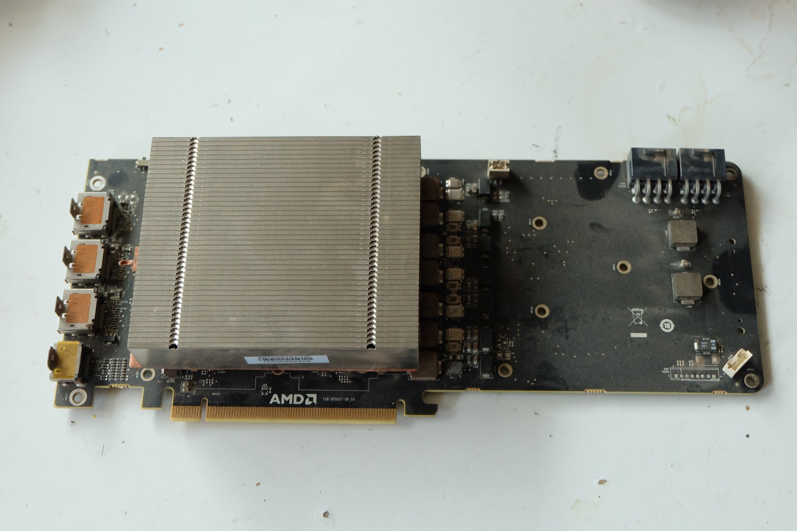 AMD Radeon RX Vega 56 8GB HBM2 GPU/graphics card [MISSING MOST COOLING PARTS]