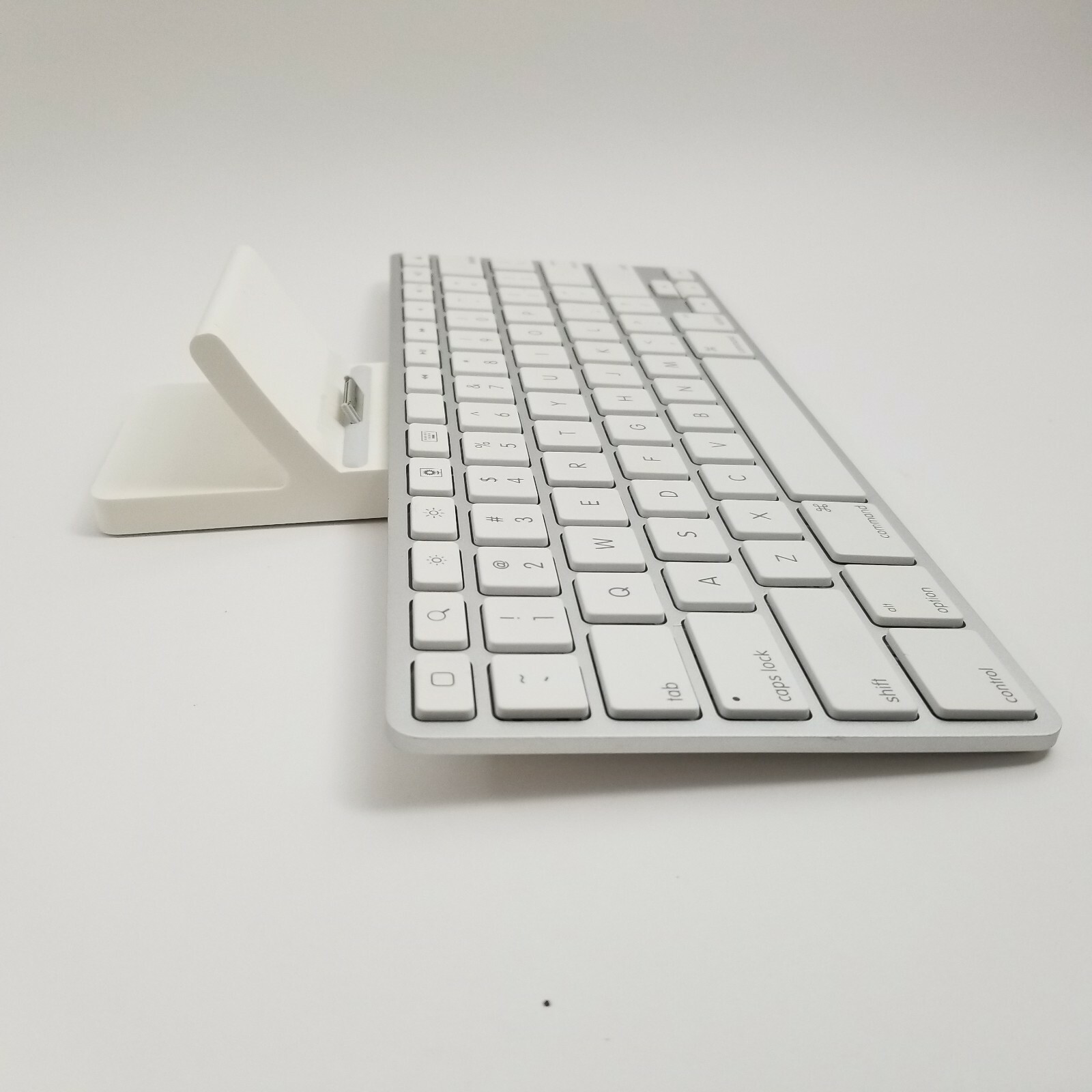 Apple A1359 Keyboard Dock Stand For iPad, iPod & iPhone