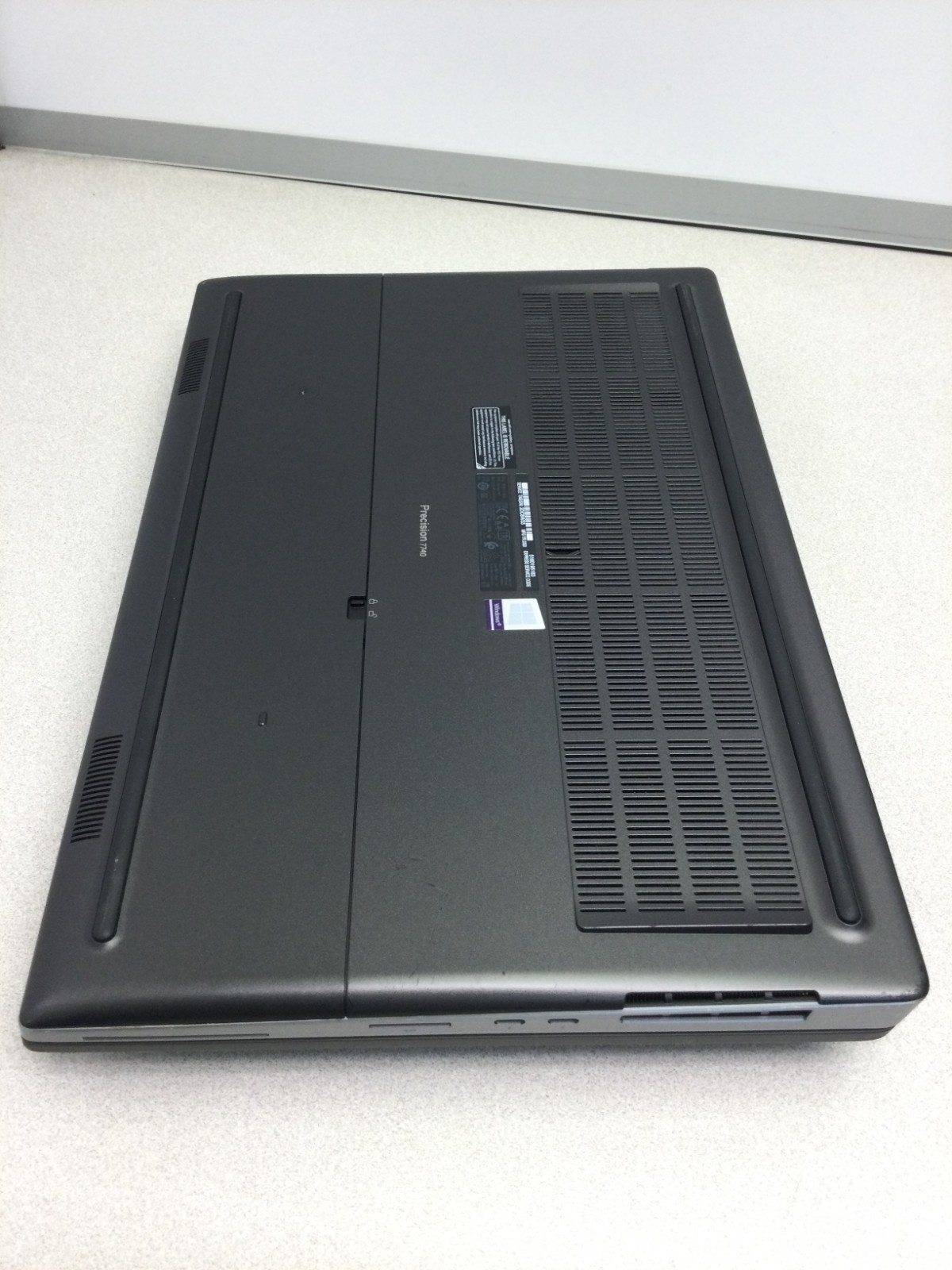 Dell Precision 7740 17.3″Core i7-9750H 48GB RAM 256 GB SSD 2.60GHz WIN 11 PRO