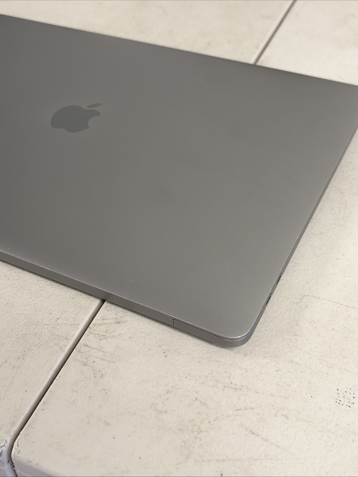 2017 MacBook Pro A1707 – 15″, 2.9GHz i7, 16GB RAM, 512GB SSD, macOS Ventura
