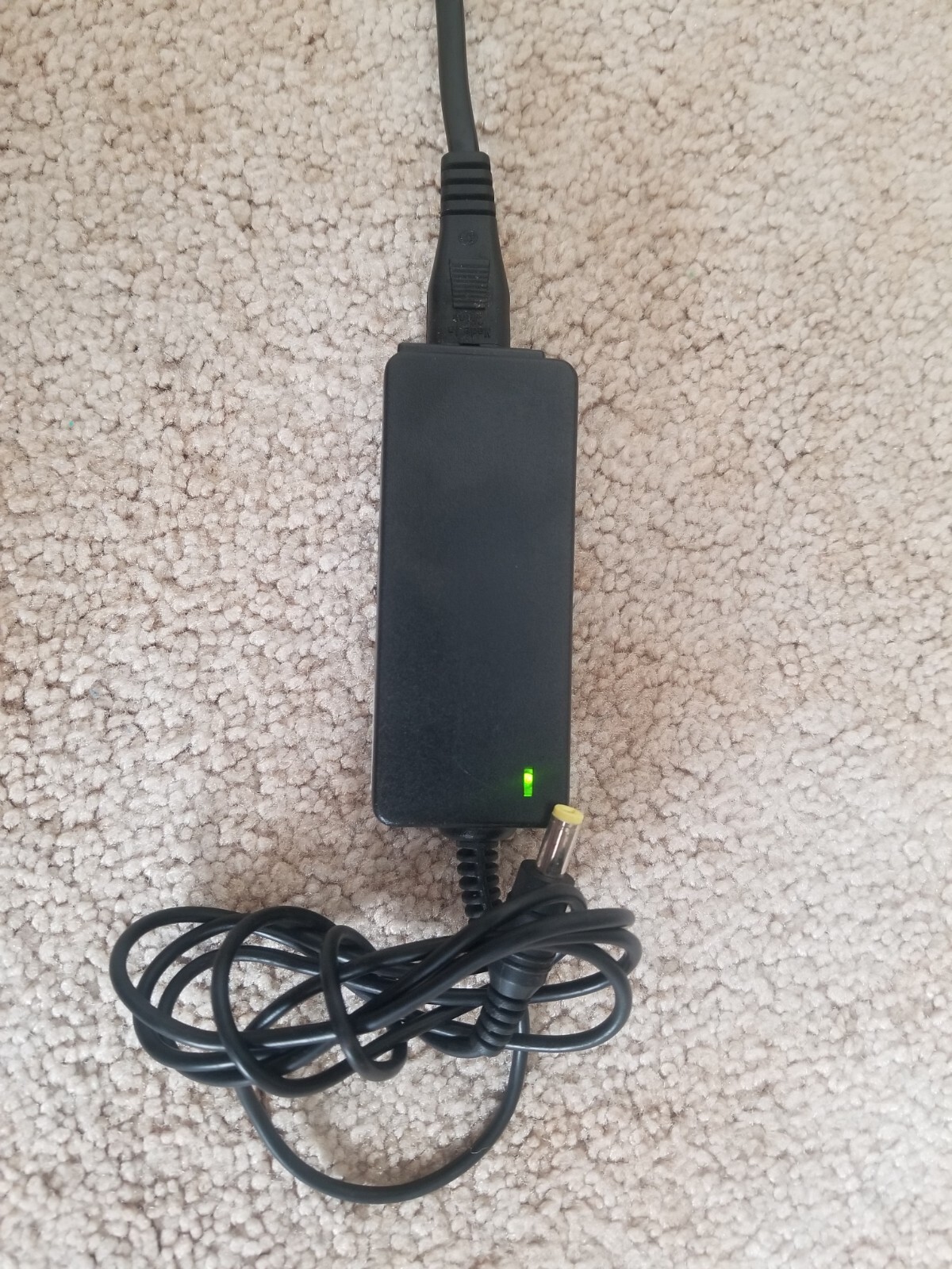 AC Input: 100-240V 50-60Hz, Output: DC 19.5V 1.5A Yellow Tip Laptop Charger
