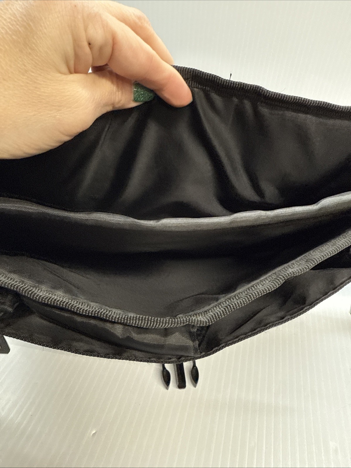 TARGUS Messenger Bag City Gear Mini for Most Tablets – Black/Gray W Pouch Multi