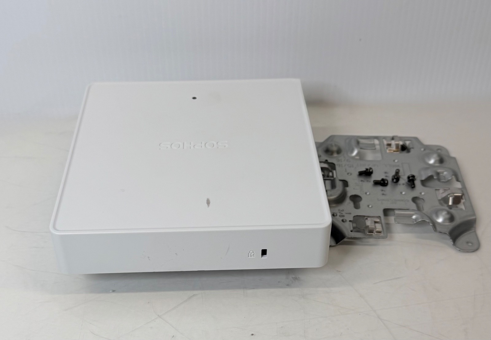 Sophos APX 320 Access Point – includes Mounting Bracket