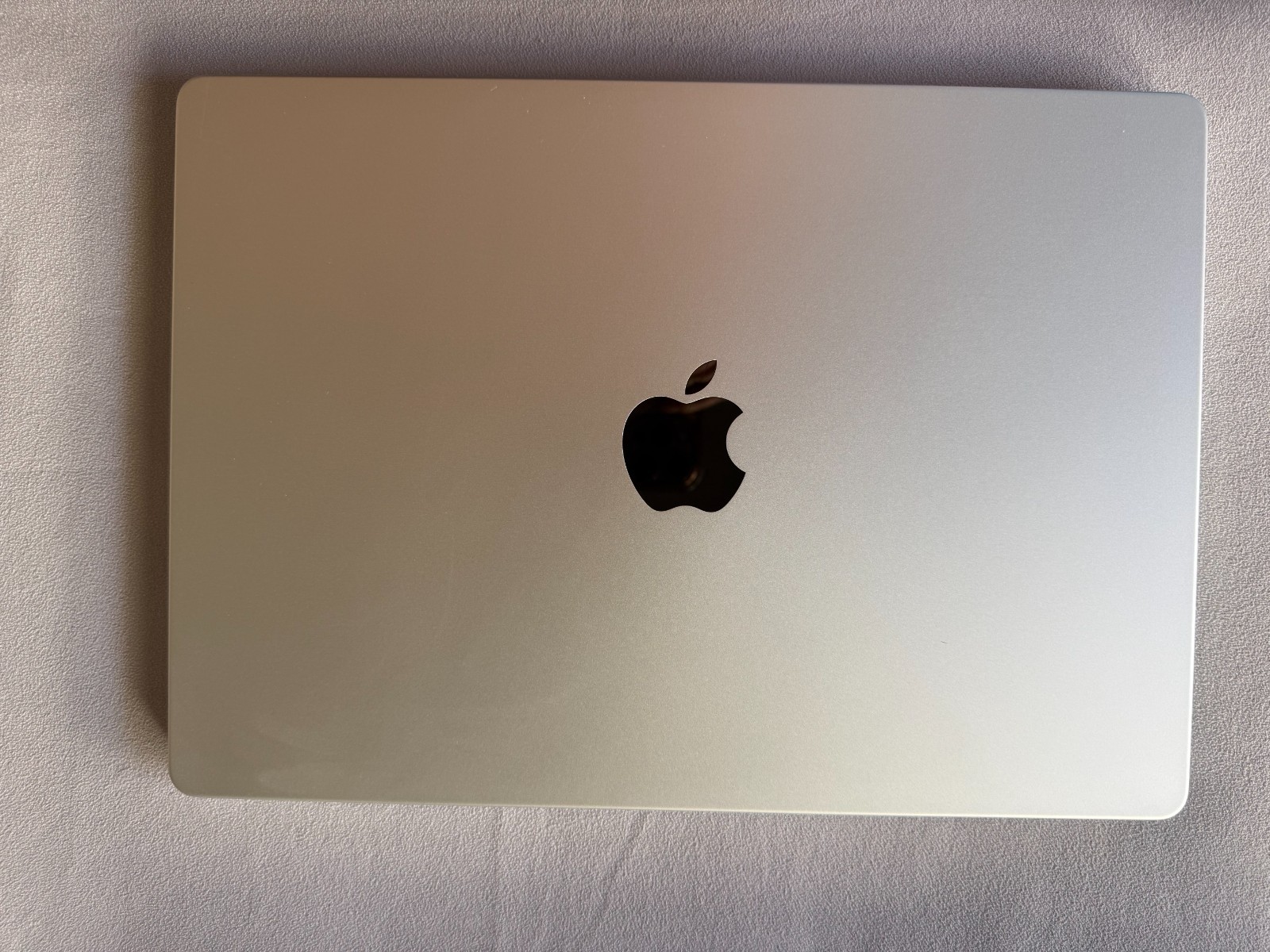 Apple 14-inch MacBook Pro – Apple M5 chip with 10-core CPU and 10-core GPU – 16G
