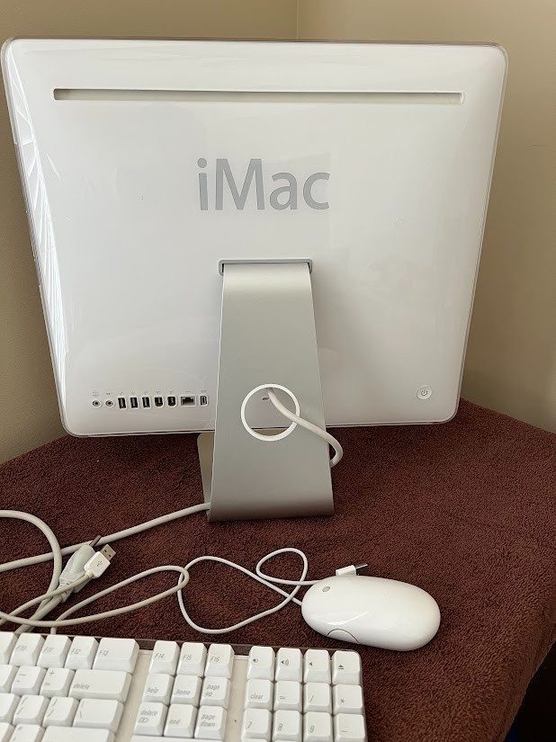 Apple Mac OS X Model: iMac G5 with Power cord, Keyboard and mouse