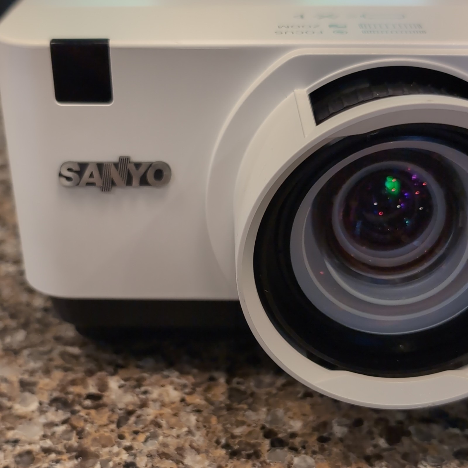 SANYO PLC-XU355 LCD Projector XGA 4000 ANSI 2000:1 Speakers VGA USB White