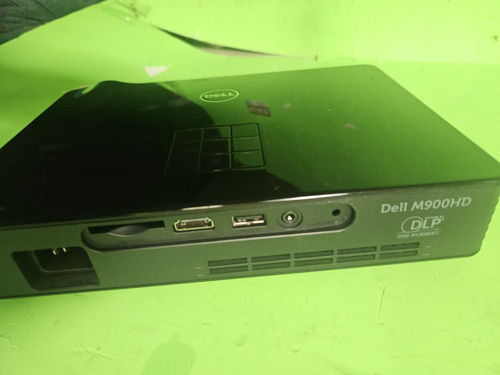 Dell M900HD WXGA Black Portable DLP Mobile Projector 9hours used