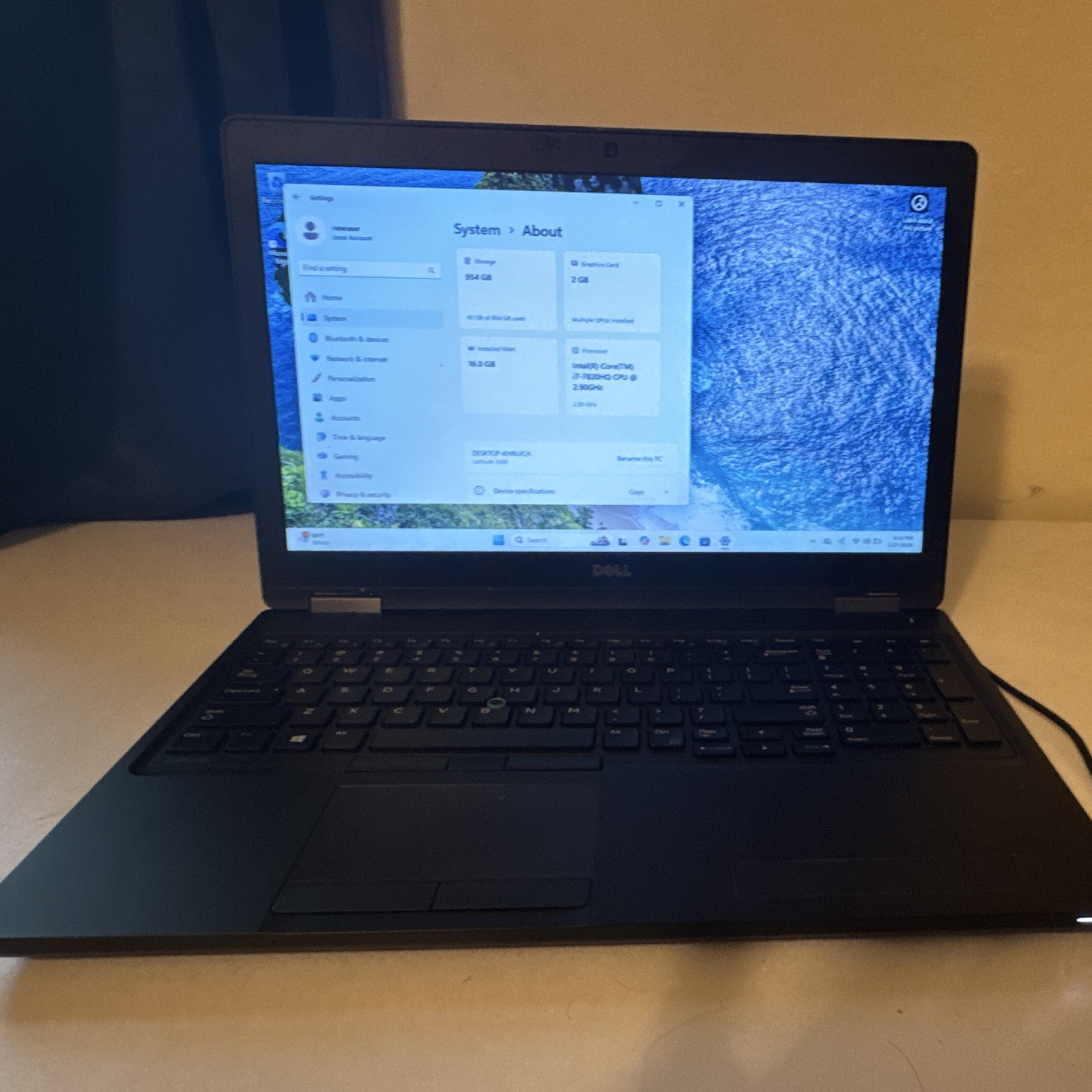 Dell Latitude 5580 15.6″ i7-7820HQ 16GB 1TB m.2 SSD Win 11 Black Used