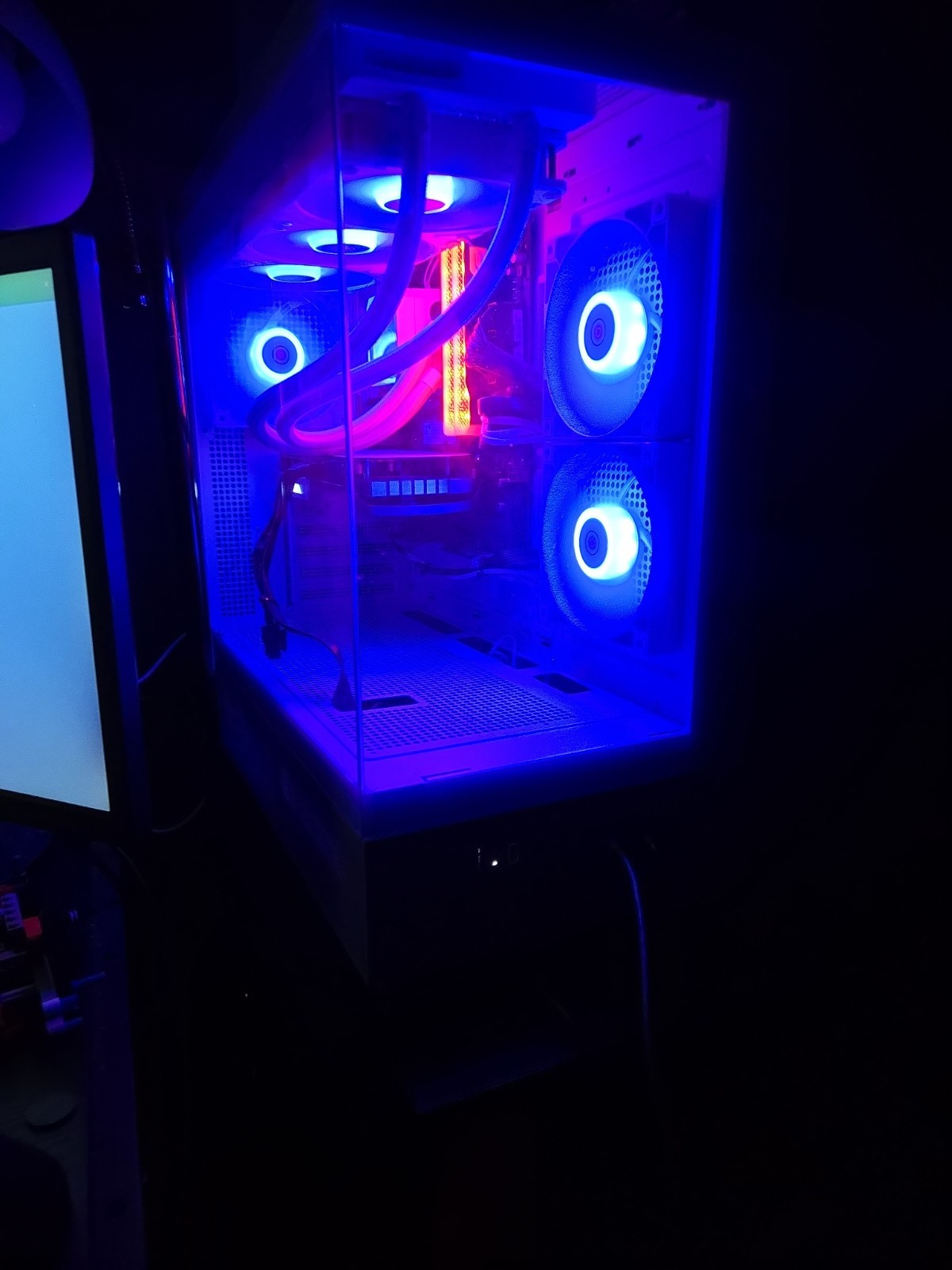 Skytech Azure Gaming Desktop PC AMD Ryzen 7 9700X, 32GB RAM, RTX 4060, 1TB NVMe