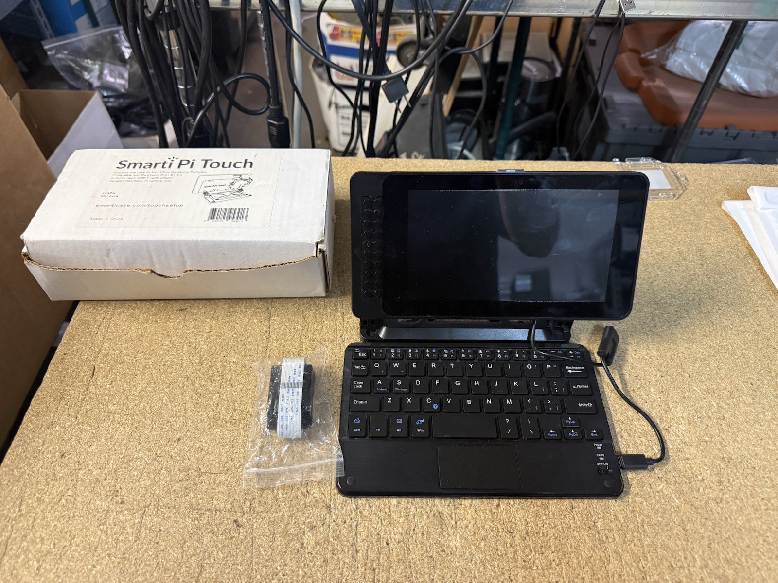 Raspberry Pi 3 Model B V1.2 w/ 7″ Display Keyboard & Smarti Pi Touch Case