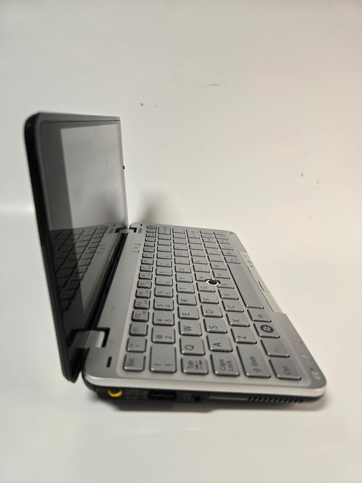 Ultra Portable SONY VAIO P VGN-P50/W Atom Z520 1GB HDD 80GB 8″ UWXGA Lubuntu