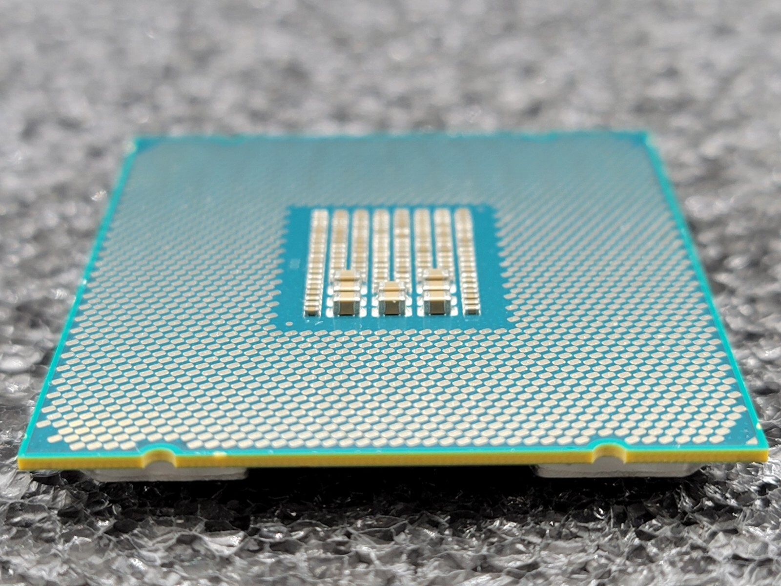 Intel Xeon E5-2640 V4 2.40GHz 10-Core 25M LGA 2011-3 SR2NZ Server Processor 90W