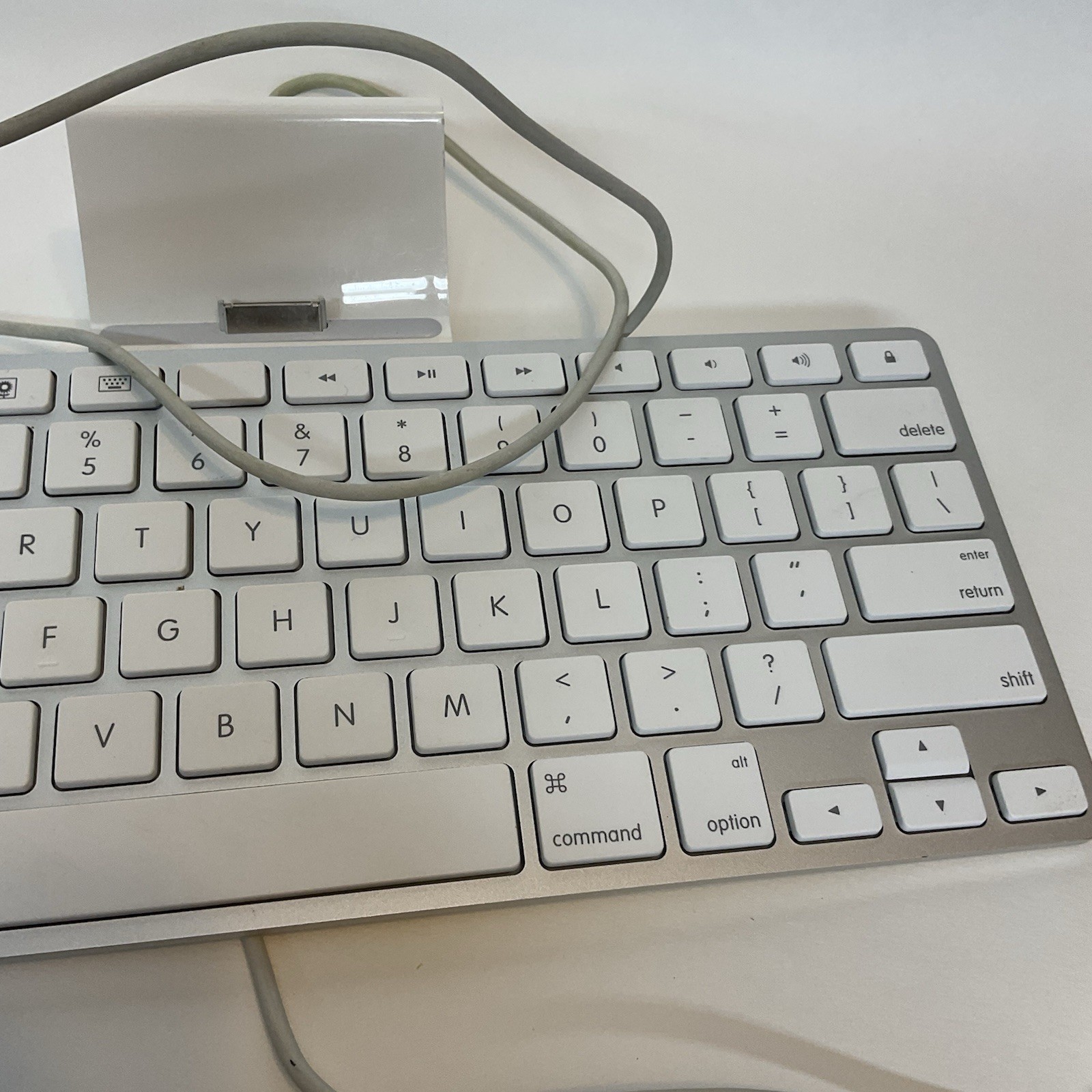 Apple OEM A1359 Keyboard Dock for Apple 30-pin Connector iPad iPhone MC533LL/A