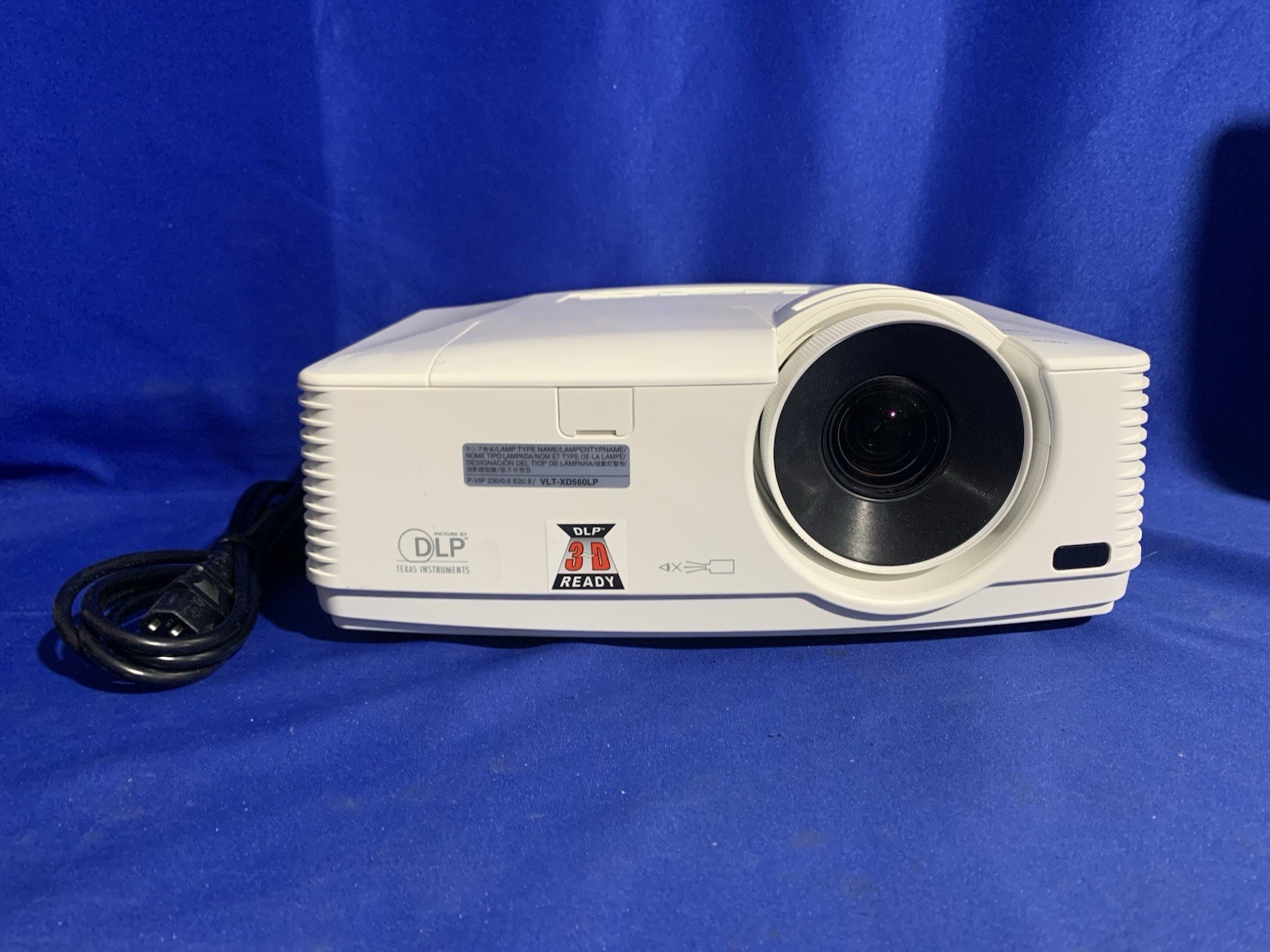 Mitsubishi XD550U Projector DLP 3-D Ready 3000 Lumens – Only 1 Lamp Hour Used!