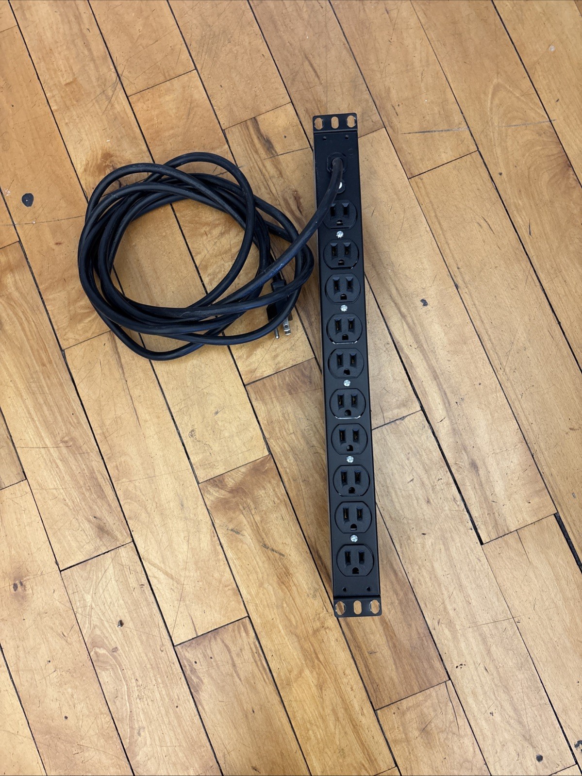 APC AP9562 100-120V 15A 10 Outlet 1U Basic Rackmount PDU Power Distribution Unit