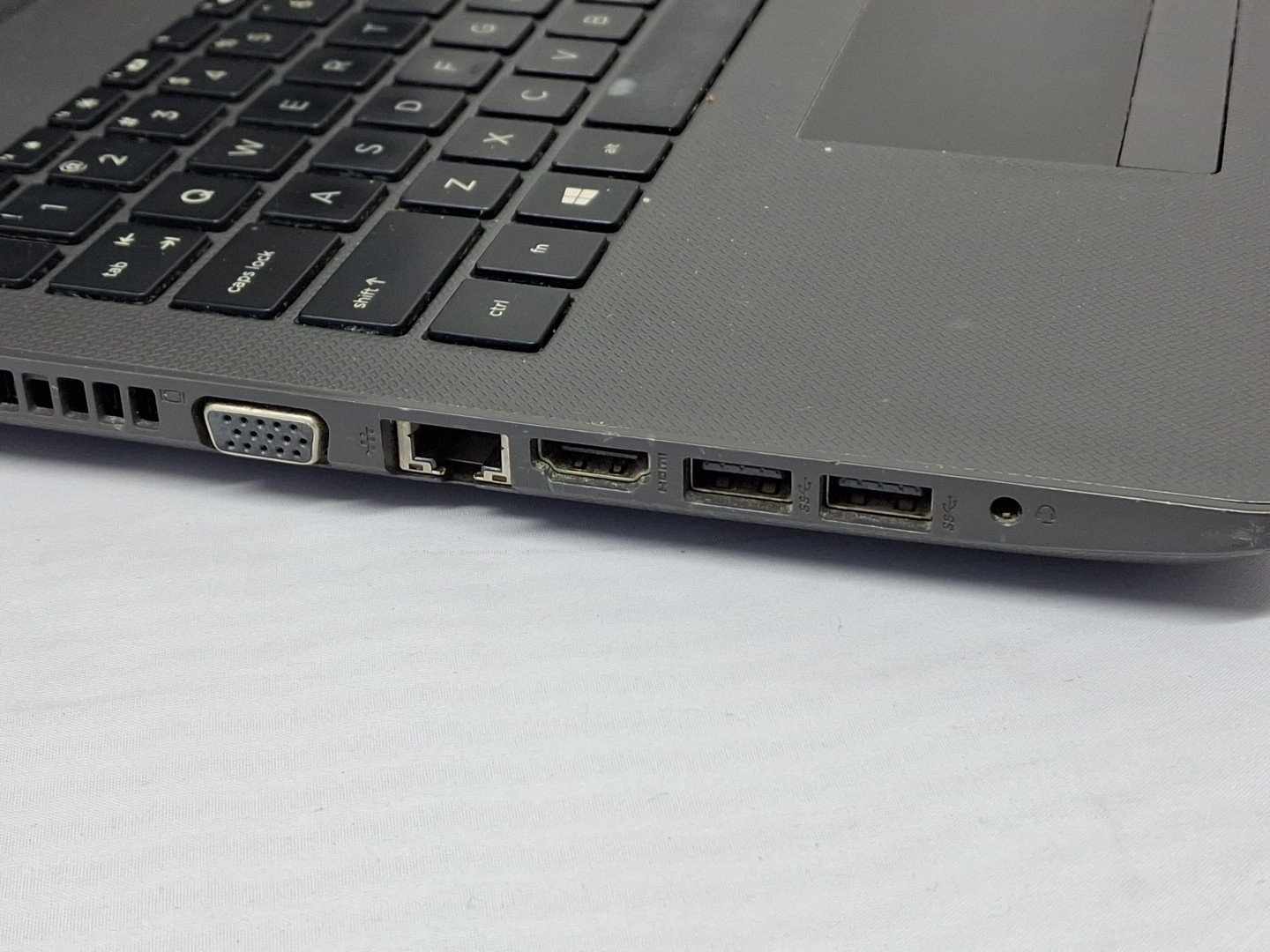 HP 250 G6 – i5-7200U – 8GB, 256GB, Windows 11 – bad key, loose hinge
