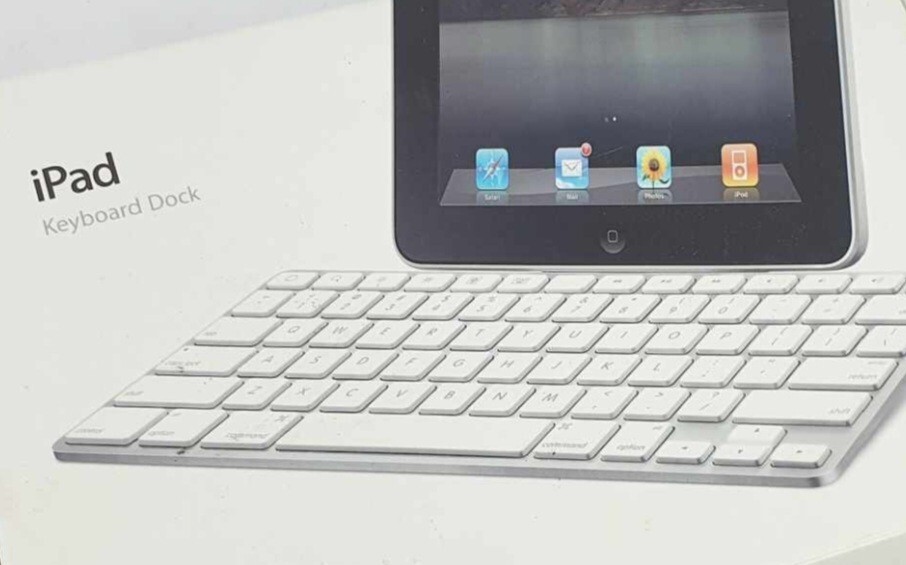 Apple – iPad Keyboard Dock – Model A1359 With Charger Cable ( Used )