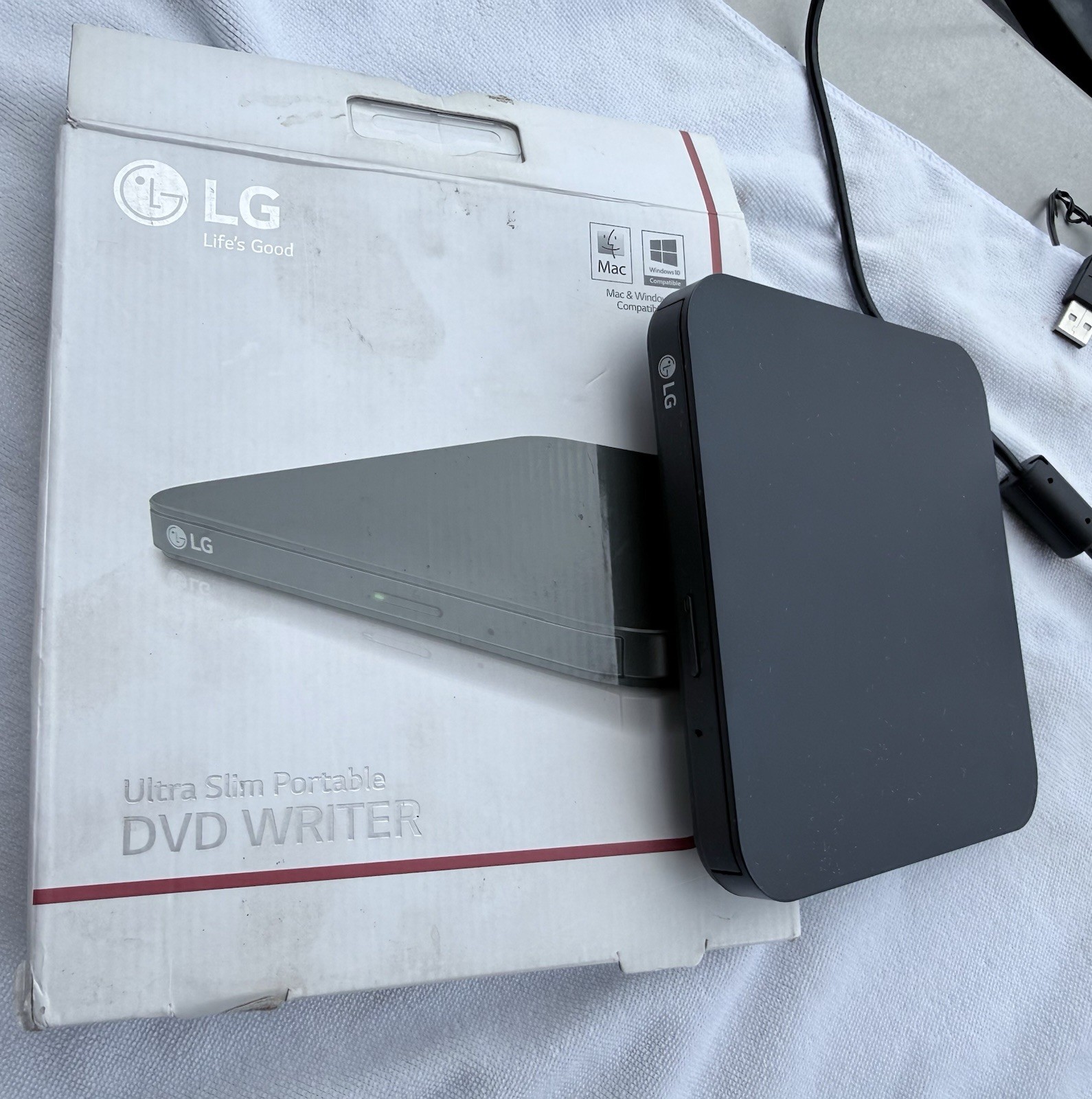 LG Ultra Slim Portable External DVD Writer SP80NB80 24x CD 8x DVD USB Mac PC