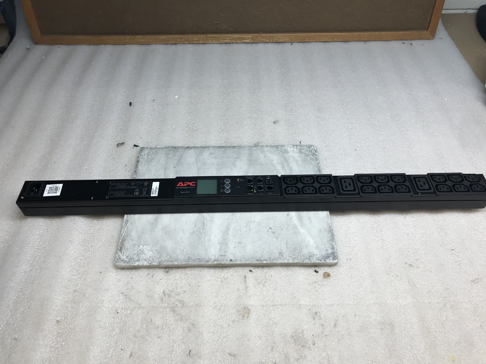 APC NetShelter Metered Rack PDU Power Distribution Unit AP8858NA3