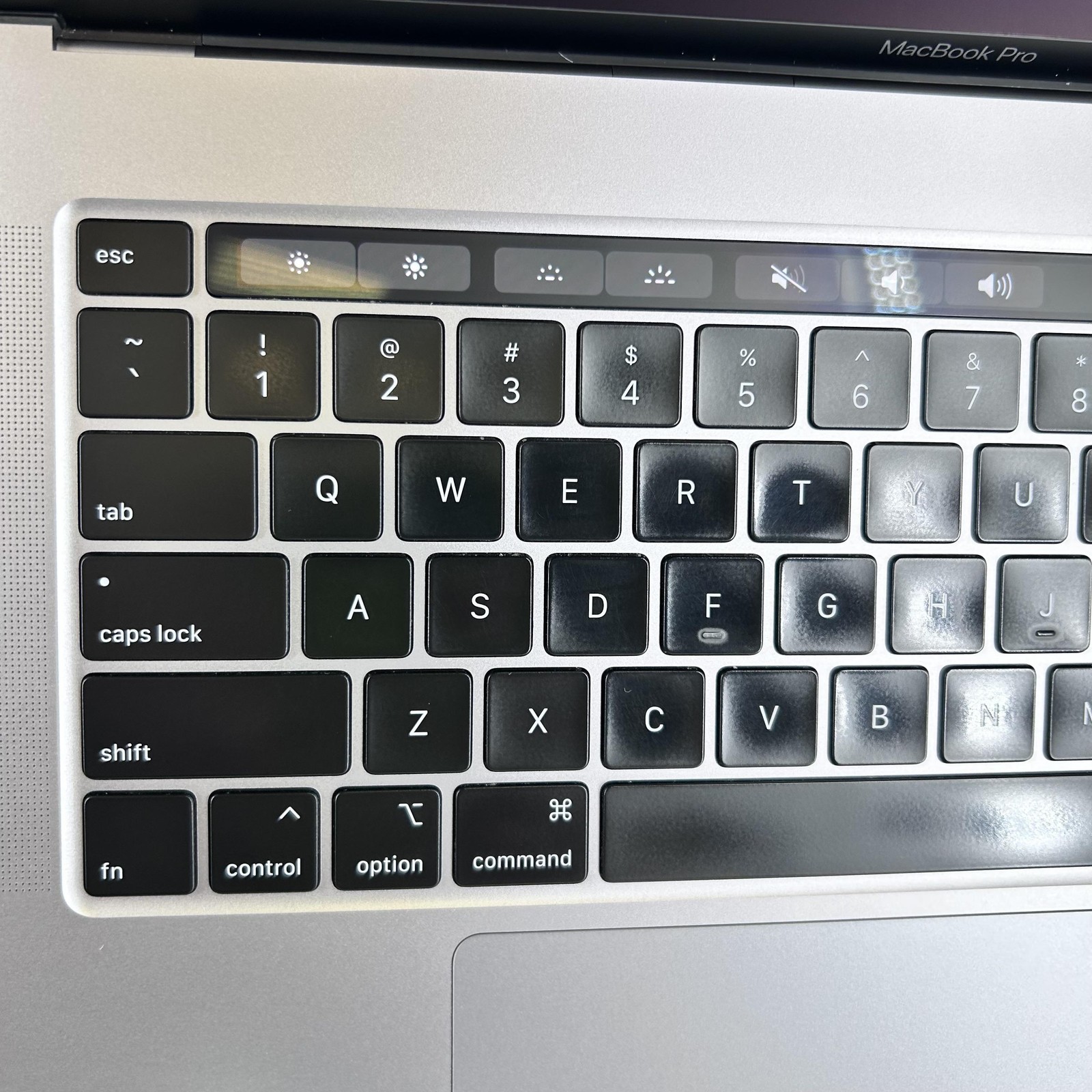 MacBook Pro 16 Touch Bar Gray 2019 Core i9 16GB 1TB Radeon Pro 5500M LCD Bleed