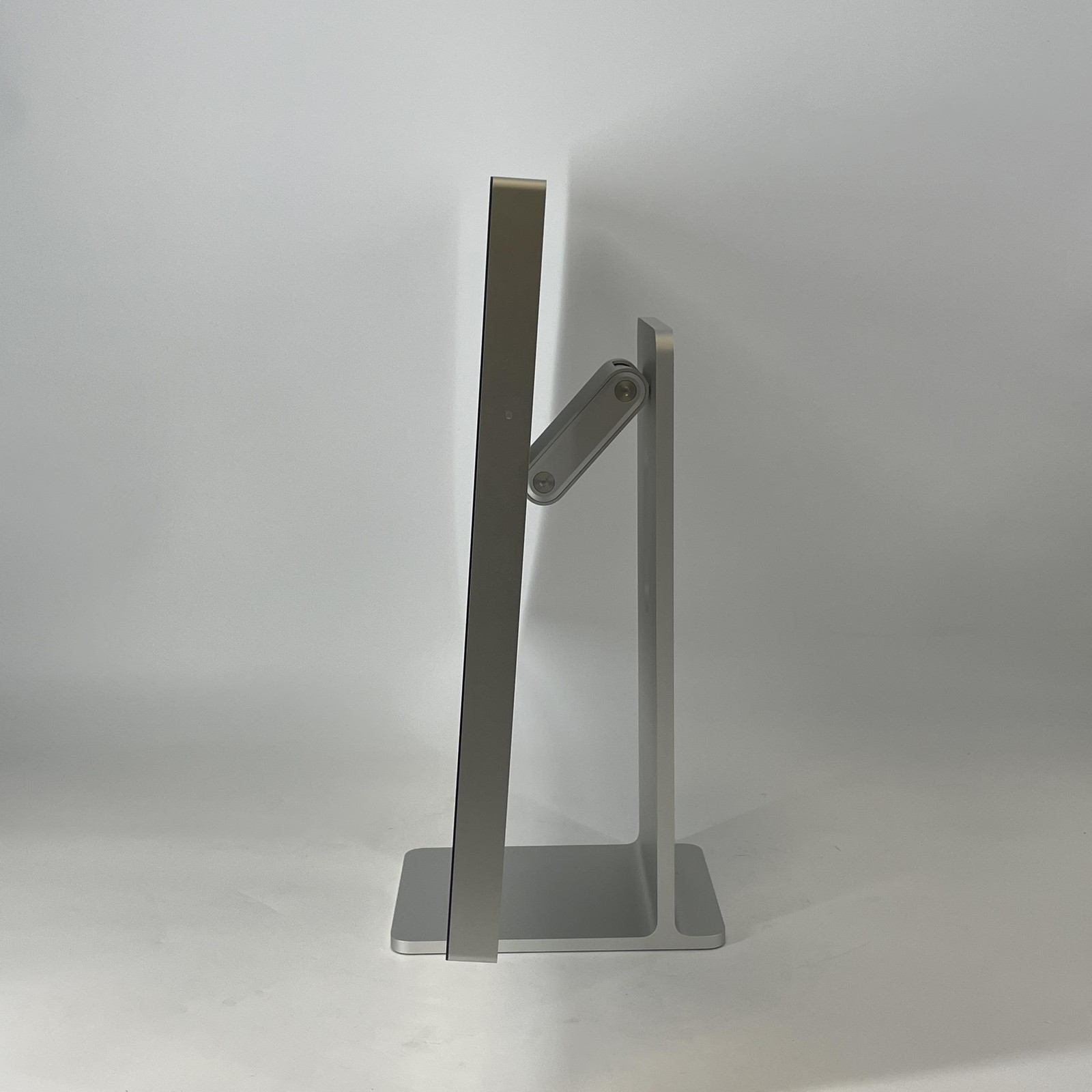 Apple Pro Display XDR 32in 6k 6016 x 3384 Nano-Texture Glass w/ Pro Stand