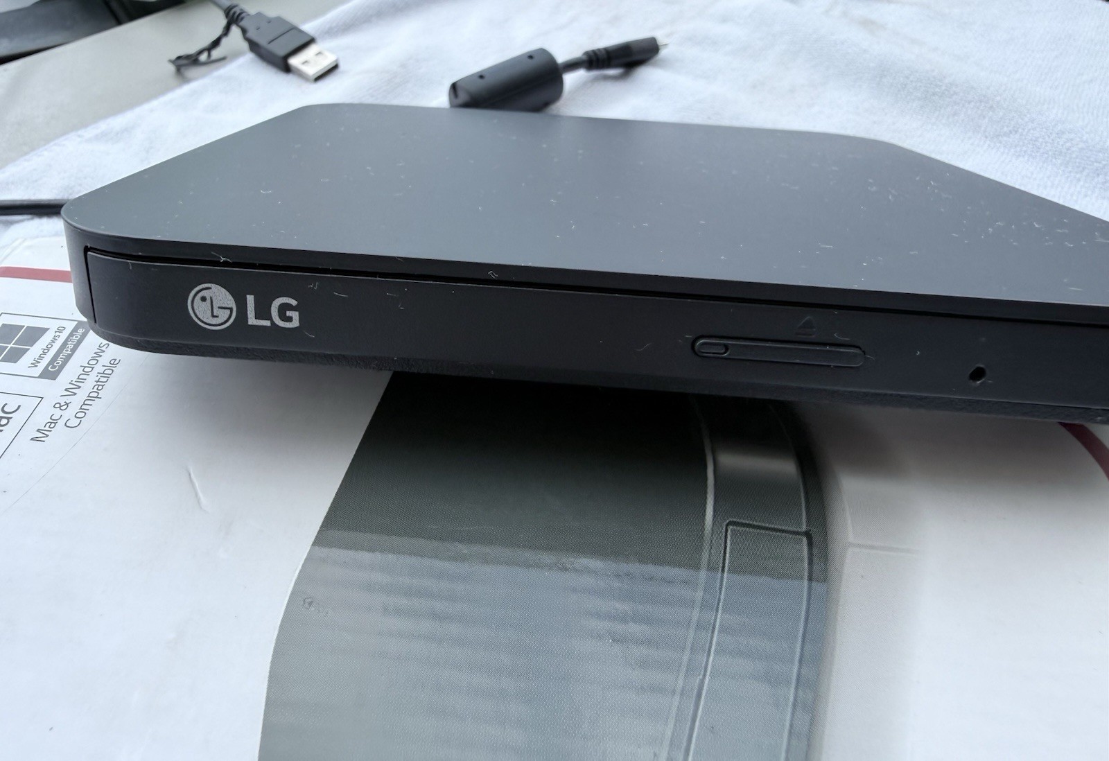LG Ultra Slim Portable External DVD Writer SP80NB80 24x CD 8x DVD USB Mac PC