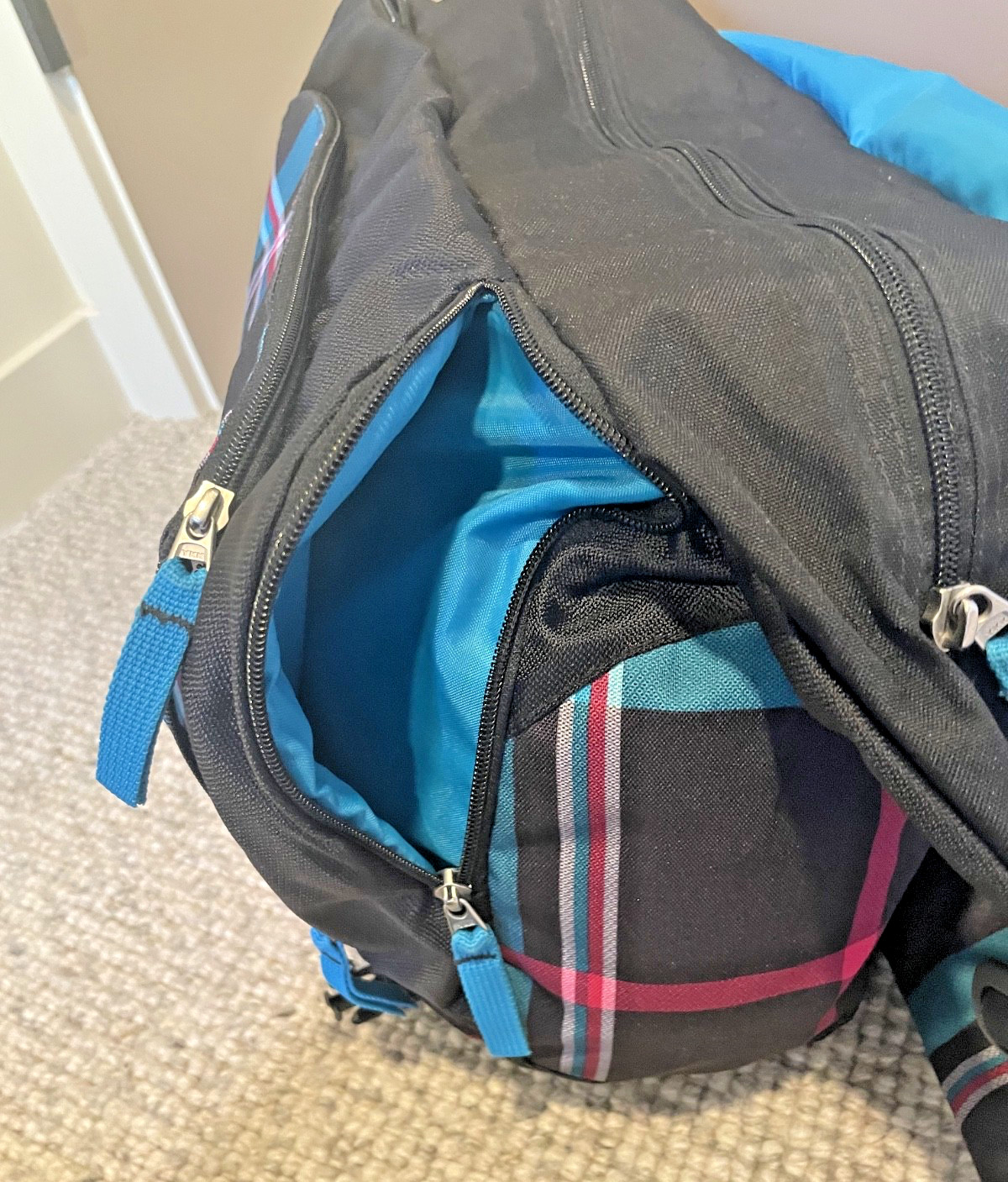 JanSport Teal Pink Black Plaid Messenger Bag 16×13 Padded Laptop Lined Zippers