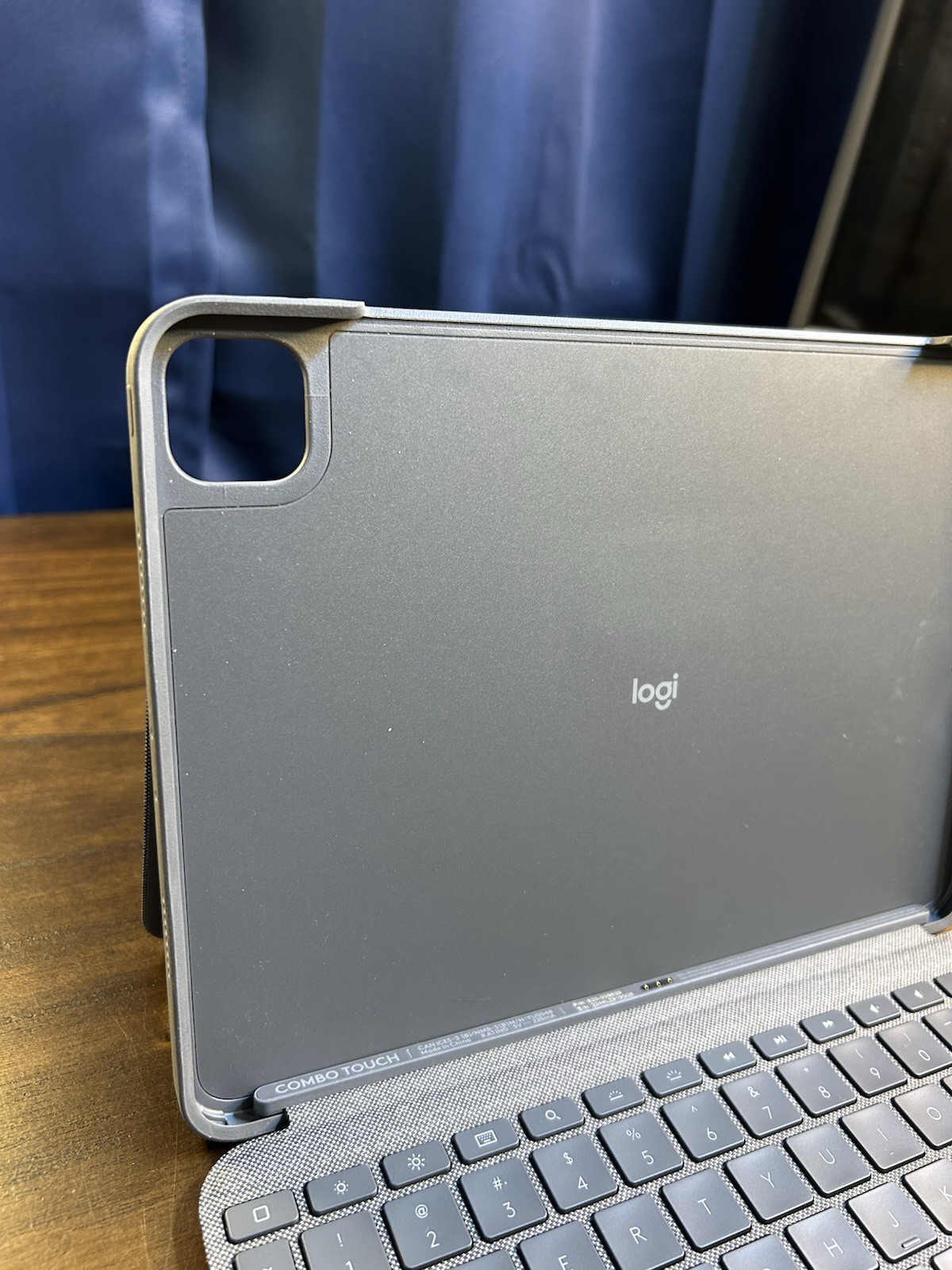 Logitech Combo Touch Keyboard Case w/ Trackpad for iPad Pro 11” 1st 2nd 3rd Gen