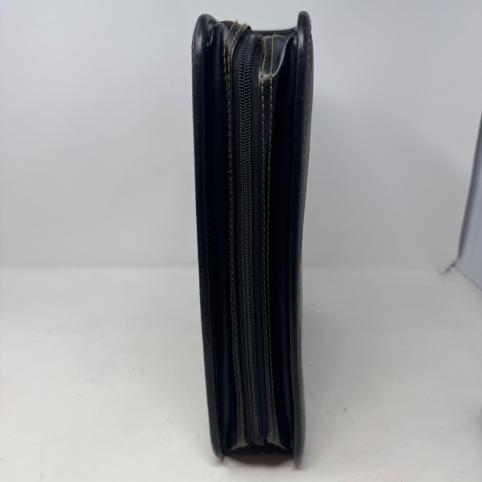 Case Logic 100+CD DVD Binder Storage Case Black Faux Leather Zippered 03-2250099