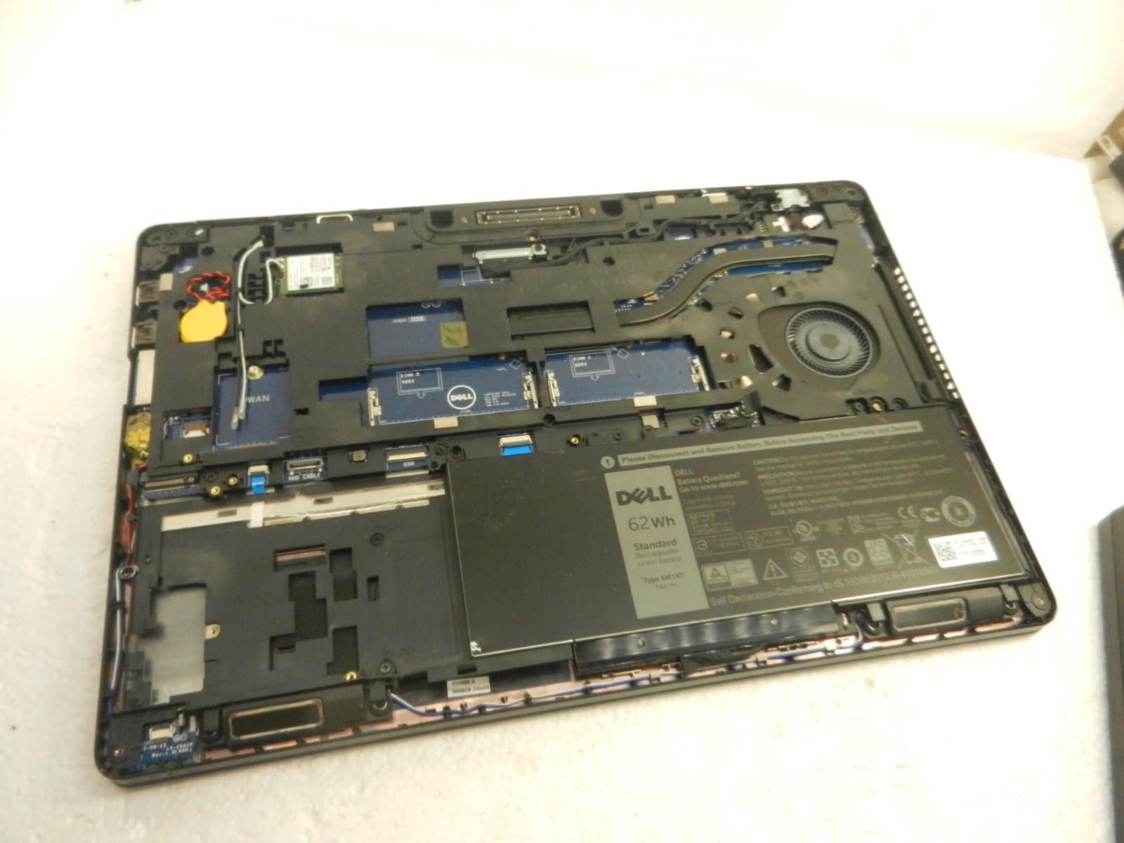 Dell Latitude E5570 Laptop CORE i5-6200U @ 2.40Ghz / NO Ram / NO SSD * READ ME *