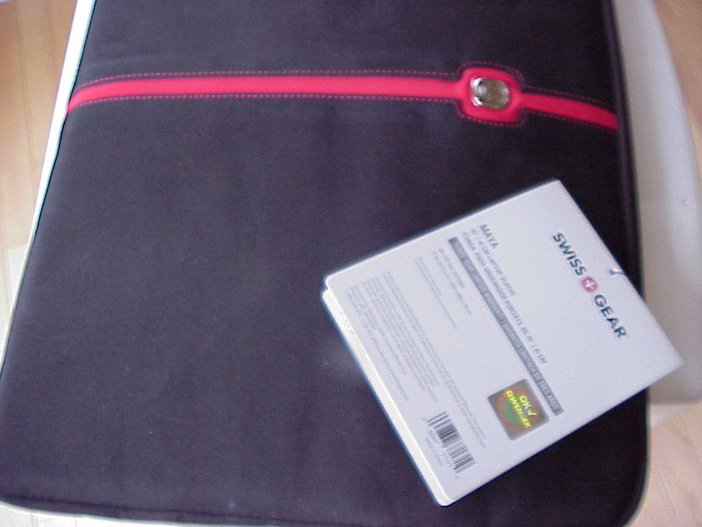 New SWISS GEAR MAYA 16″ Laptop Sleeve Black